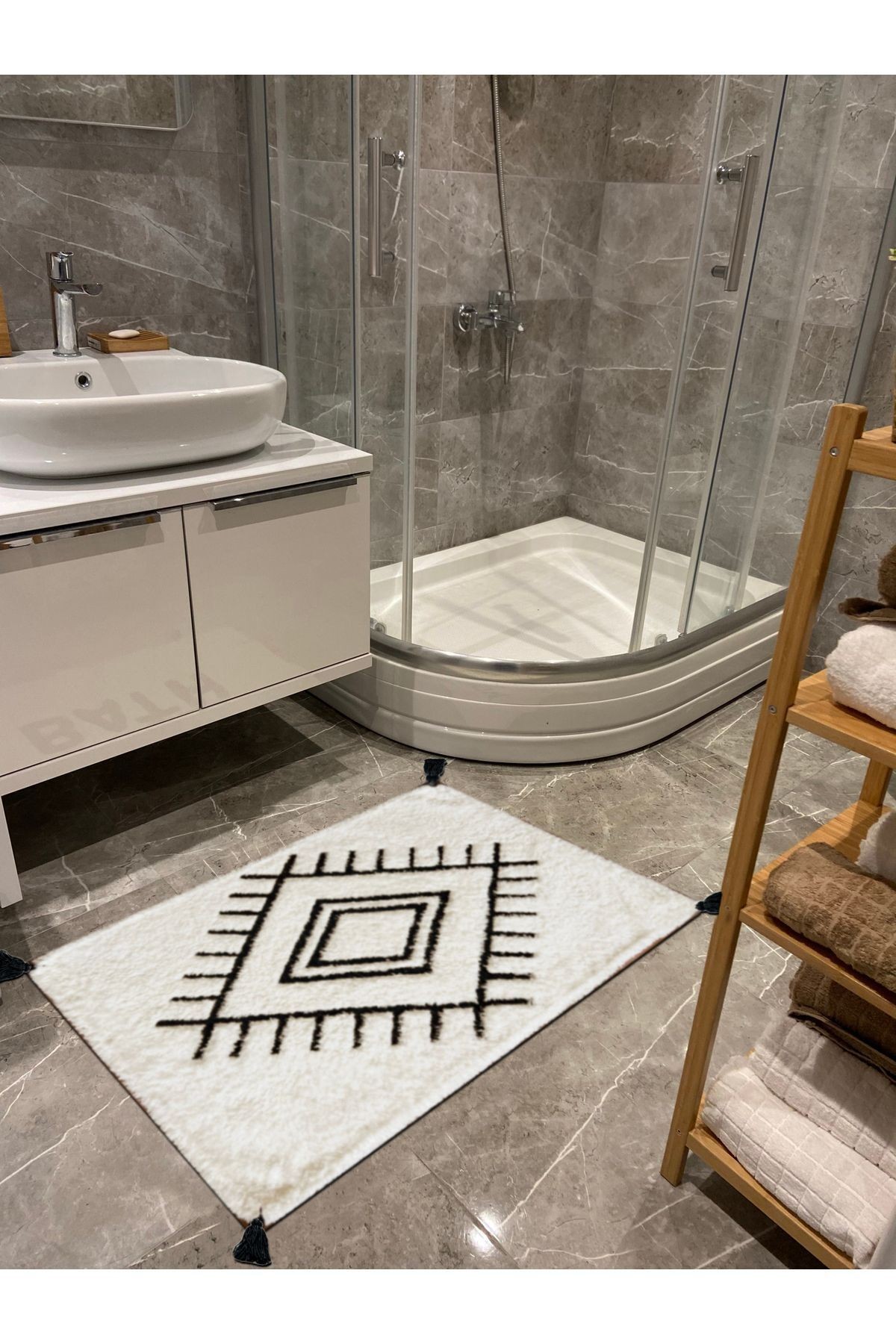 Beyaz Siyah Etnik Boho Stil Püsküllü Dokuma Banyo Paspası 90×57
