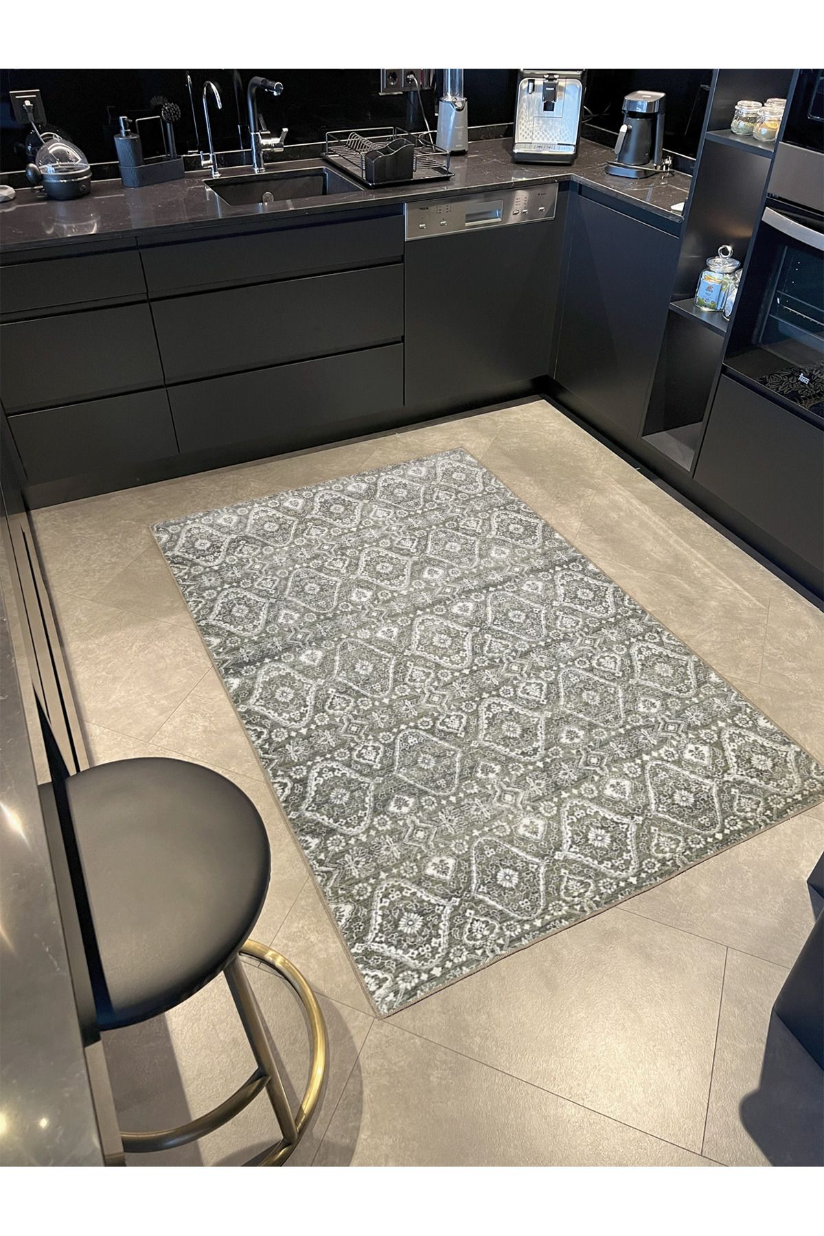 Gri Renkli Arkaplan ve Baklava Desenli Modern Dekoratif Halı 4399