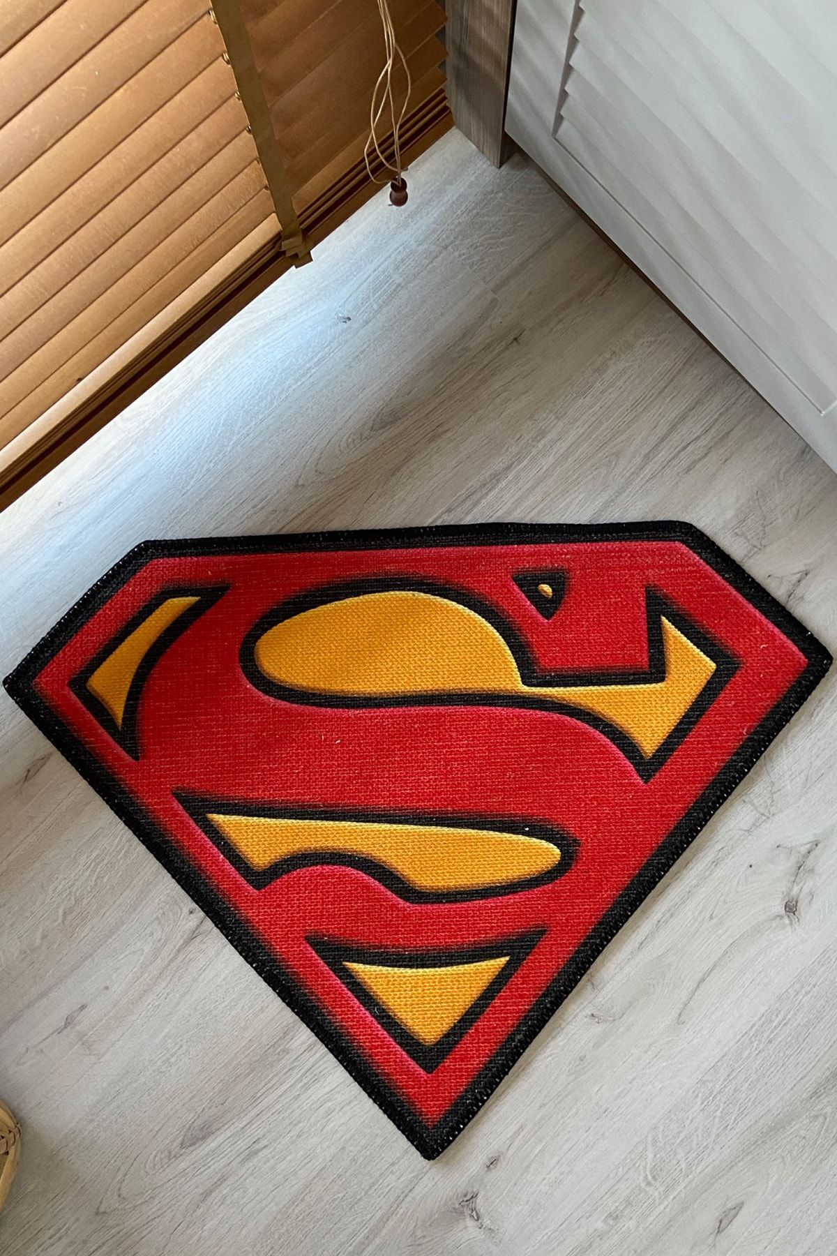 Mira 843 Superman Logo Desenli Halı