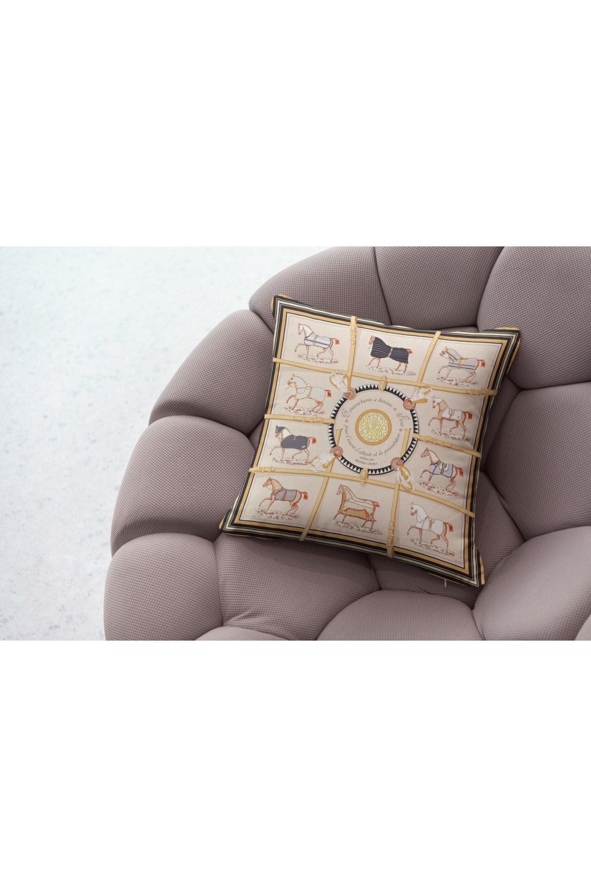 Kırlent Krem Siyah Sarı Atlar Temalı Pillow53