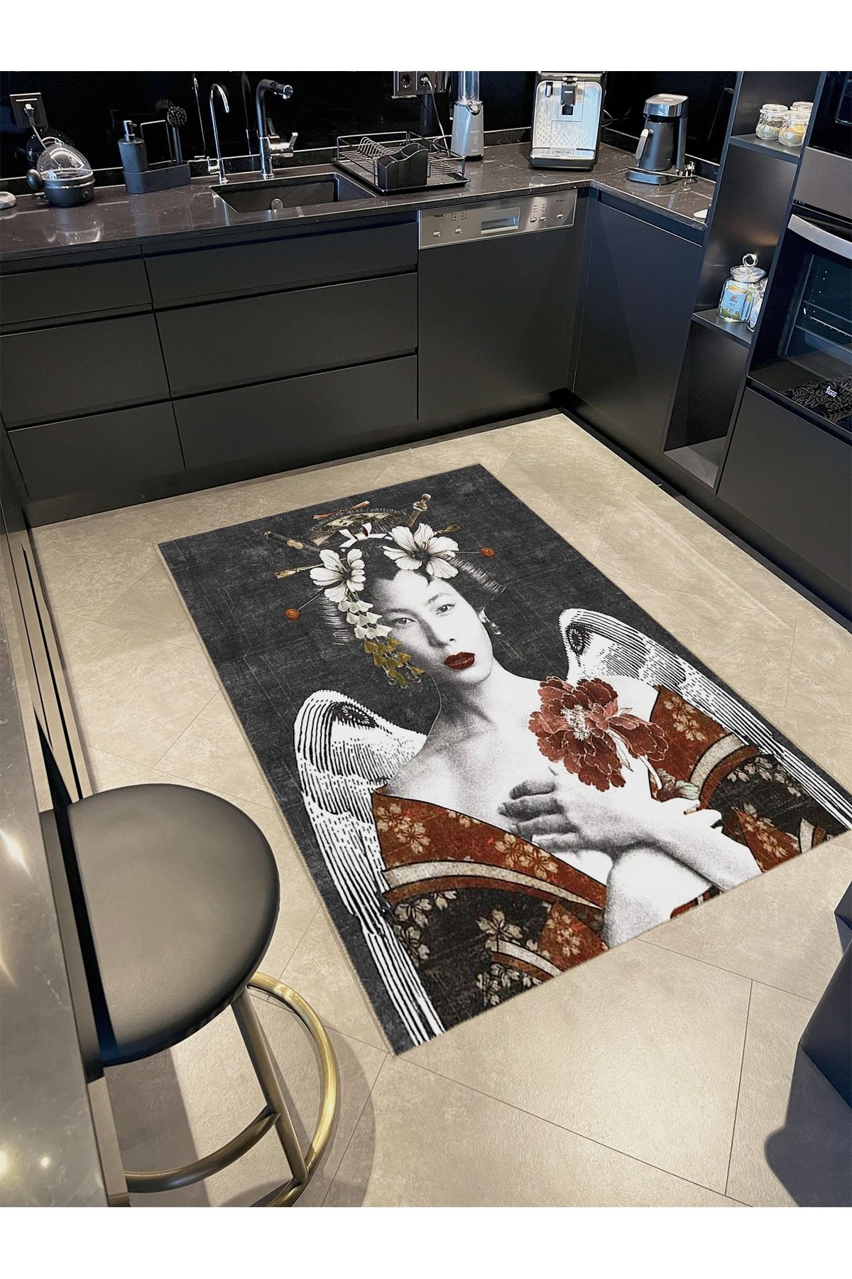 Tuğrul Koleksiyonu Gri Temalı Kanat Detay Kadın Portre Desenli Dokuma Taban Modern Dekoratif Halı 01
