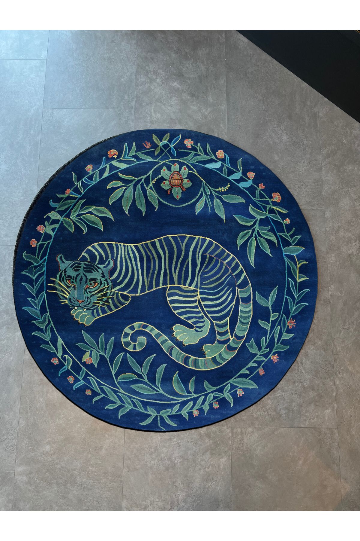 Fiorella 7003 Lacivert Yeşil Kaplan Figürlü Yuvarlak Baskılı Halı