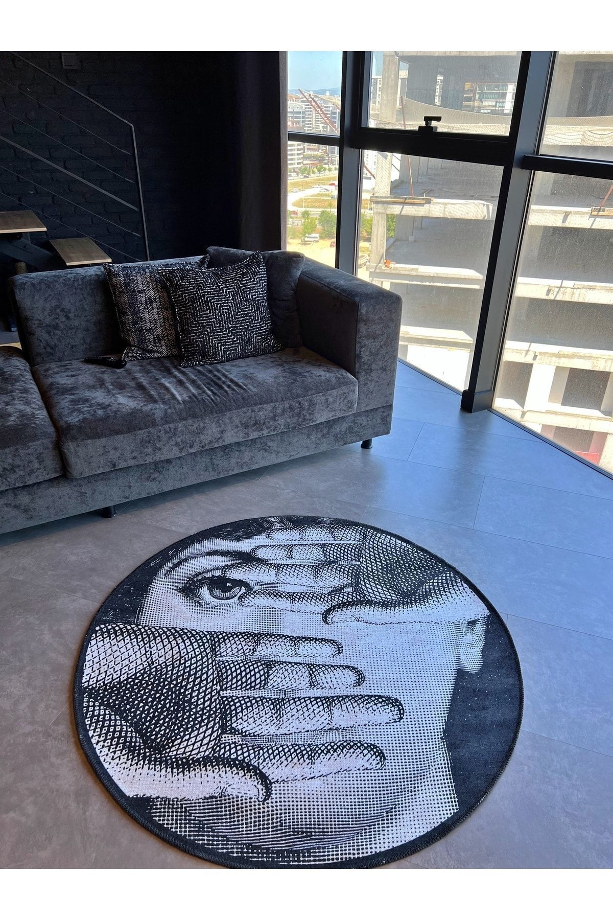 Mira 875 Yüz Ve El Temalı Siyah Beyaz Halı