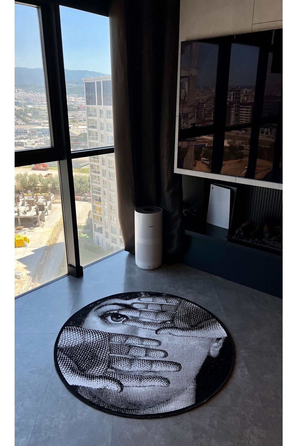 Mira 875 Yüz Ve El Temalı Siyah Beyaz Halı