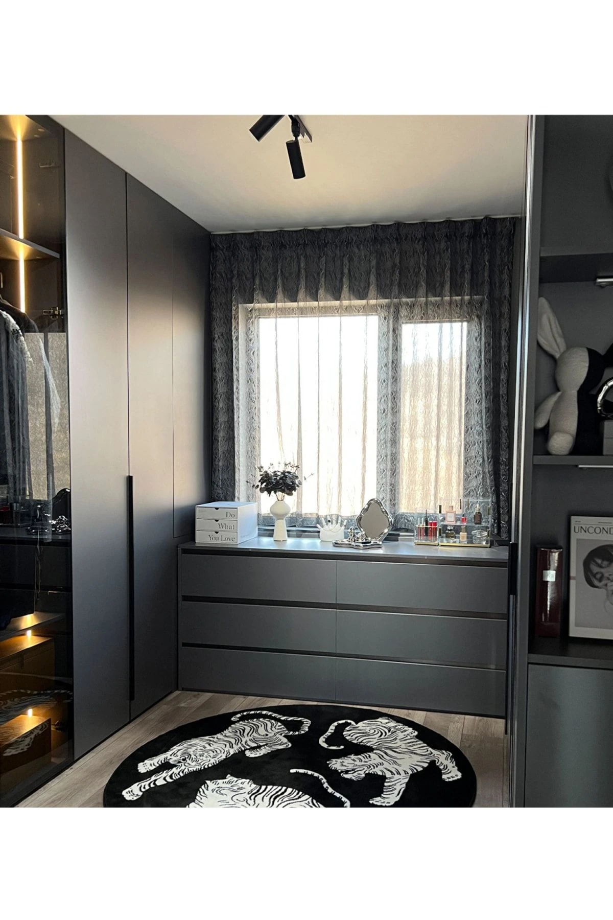 Siyah Üç Kaplan Figürlü Dokuma Taban Yuvarlak Halı Mira 1303