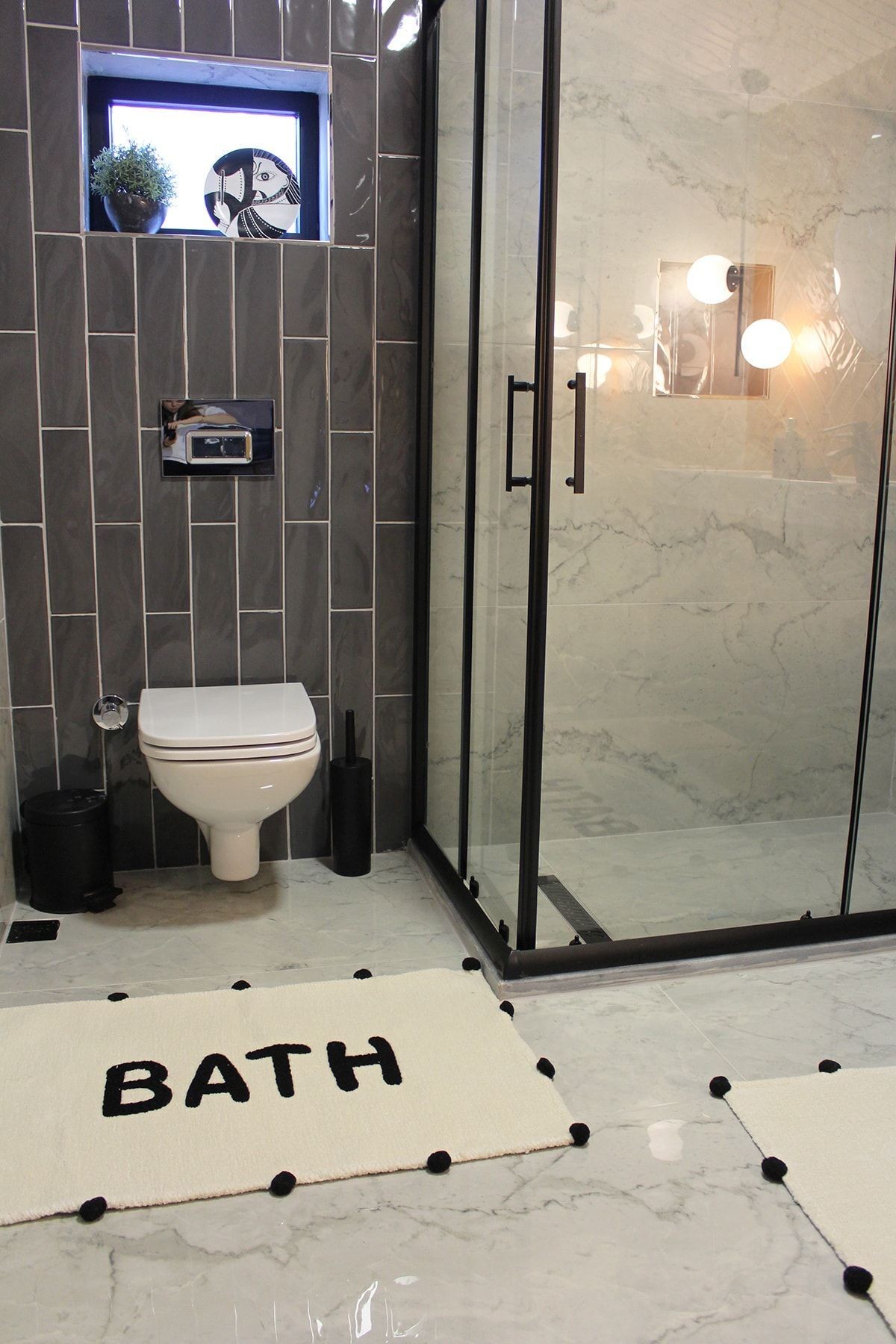 Bath Siyah Ponpon Detaylı Yazılı Banyo Paspası 90×57