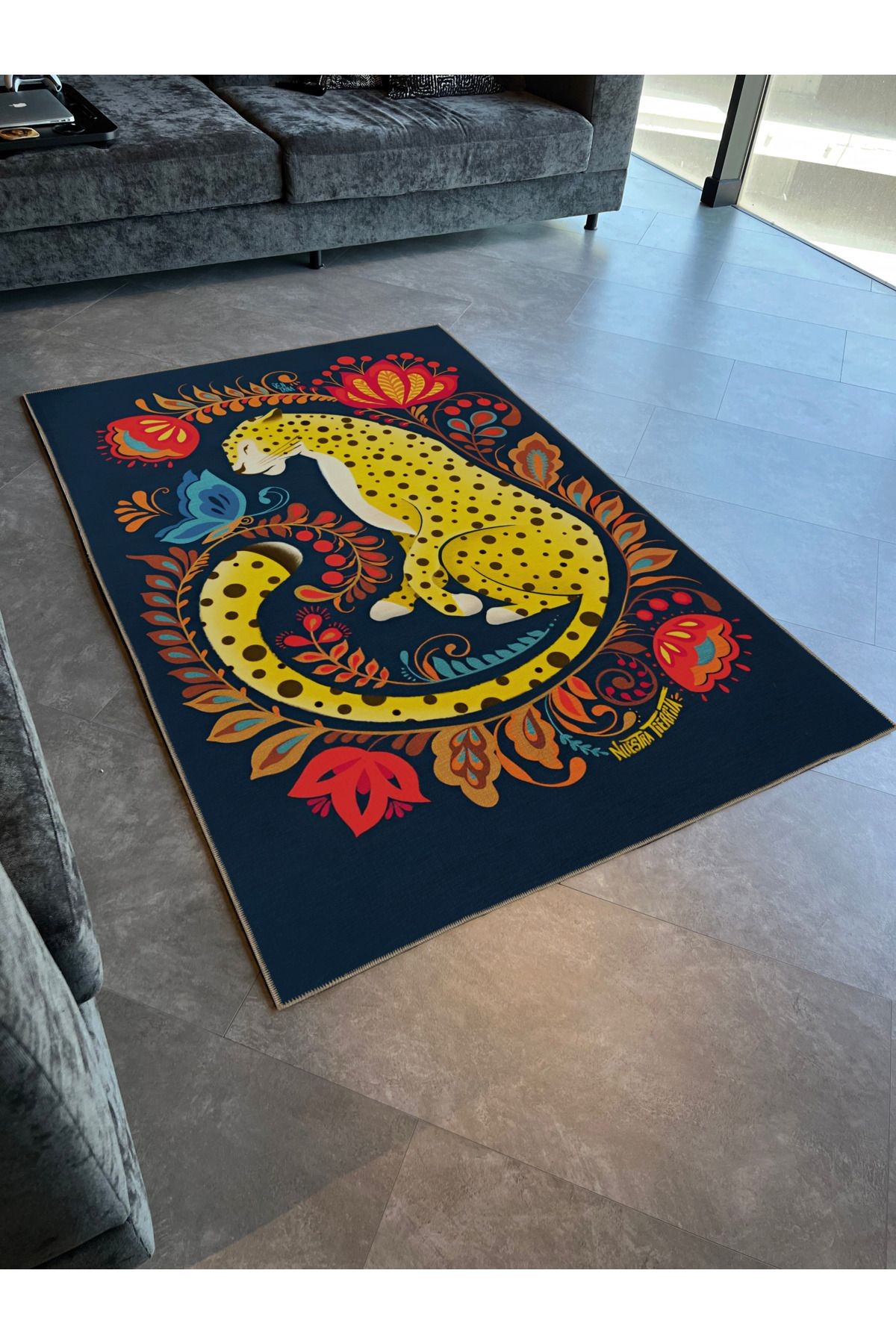 Lacivert Temalı Sürrealist Leopar ve Çiçek Desenli Kreatif Modern Dekoratif Halı 2010