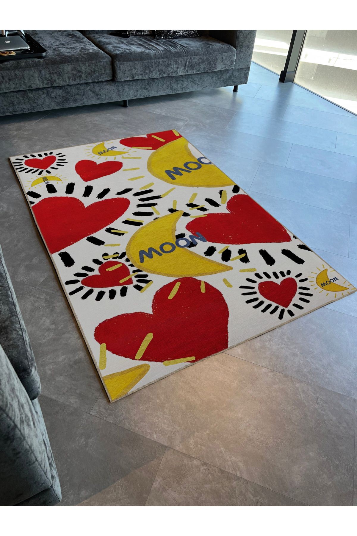 Çok Renkli Moon Yazılı Kırmızı Kalp Sarı Hilal Ay Desenli Modern Dekoratif Halı 2299