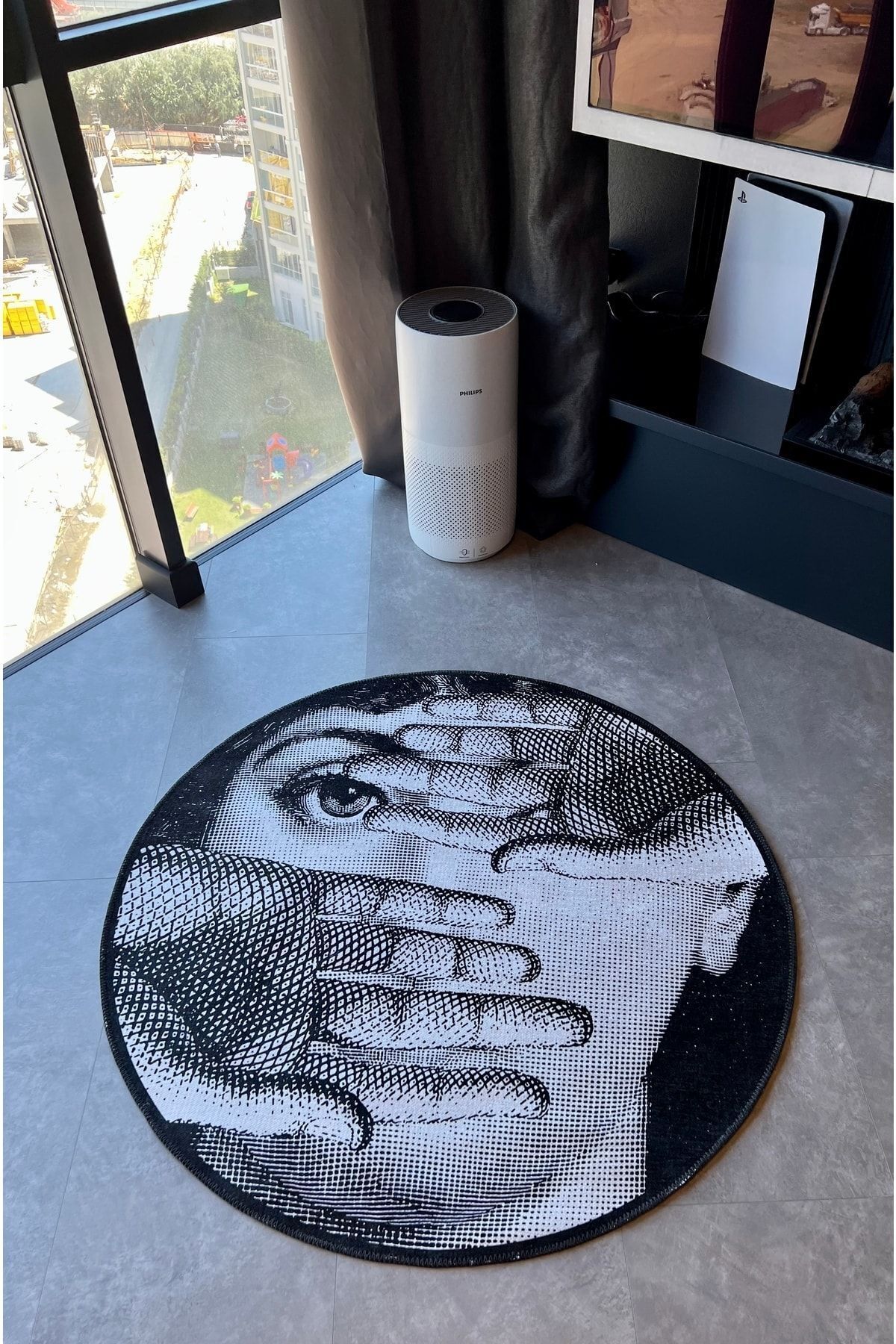 Mira 875 Yüz Ve El Temalı Siyah Beyaz Halı