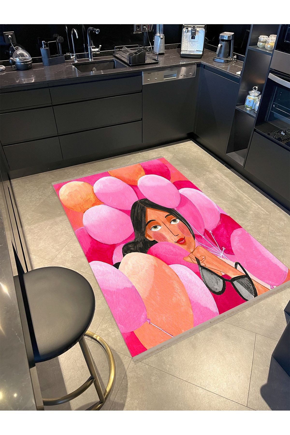 Barcelona Koleksiyonu Karikatür Temalı Balonların İçinde Kadın Figürü Desen Modern Dekoratif Halı 11