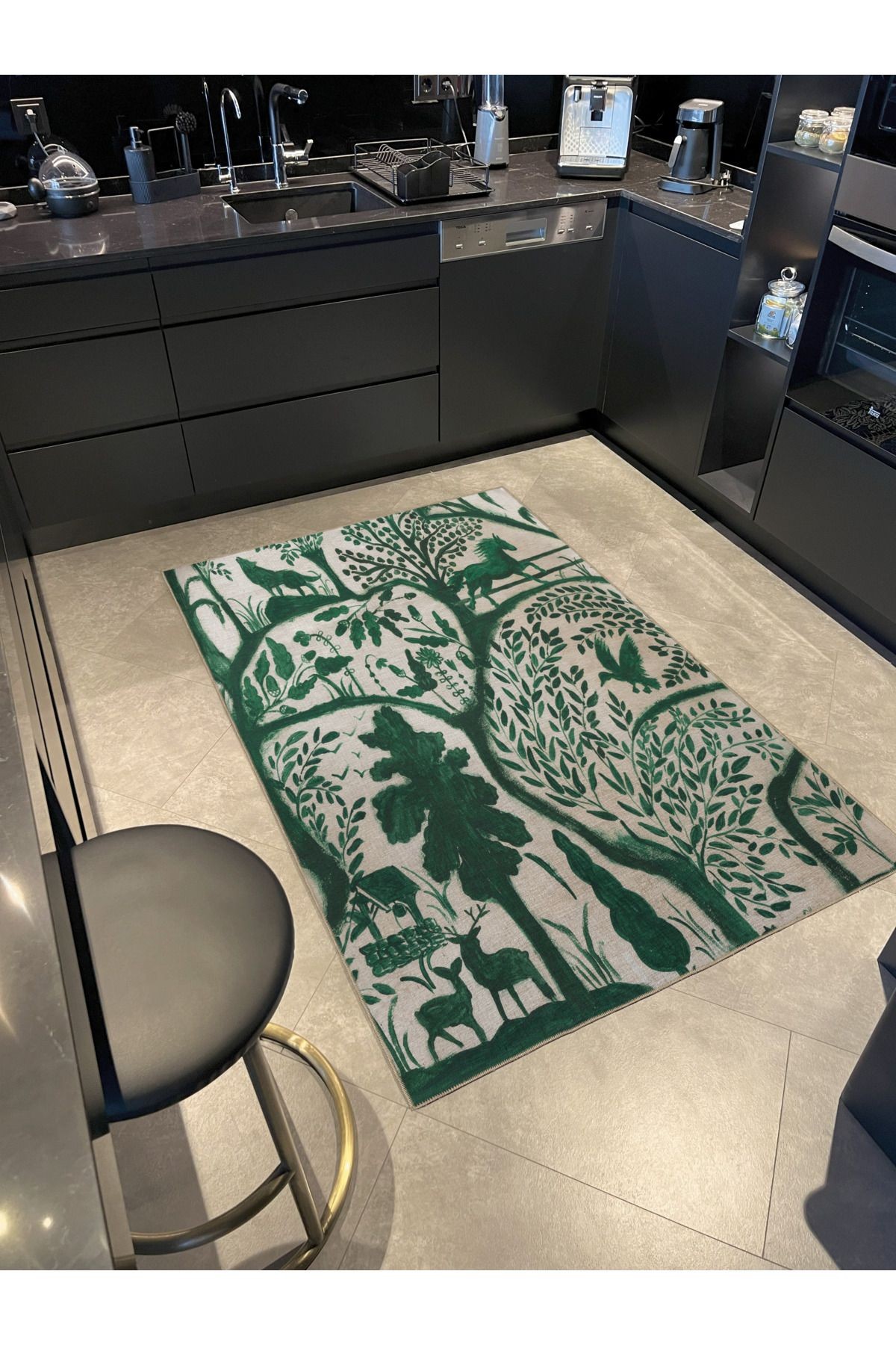 Yeşil Temalı Vahşi Orman Tasarım Ağaç Geyik ve Kurt Desenli Modern Dekoratif Halı 2723