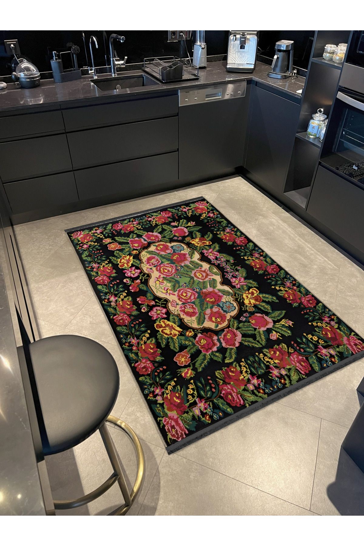 Siyah Pembe Temalı Geleneksel Gül Motif Desenli Vintage Dekoratif Halı 1903
