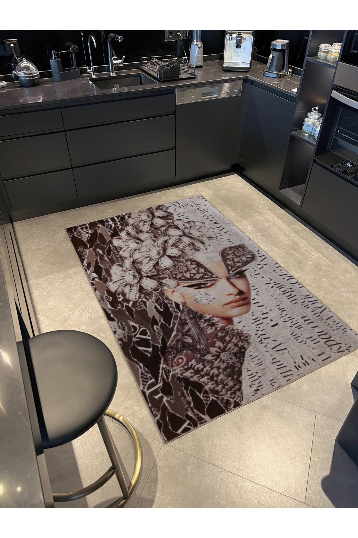 Bej Kahve Temalı Kadın Portre ve Çiçek Desenli Kreatif Modern Dekoratif Halı 2526