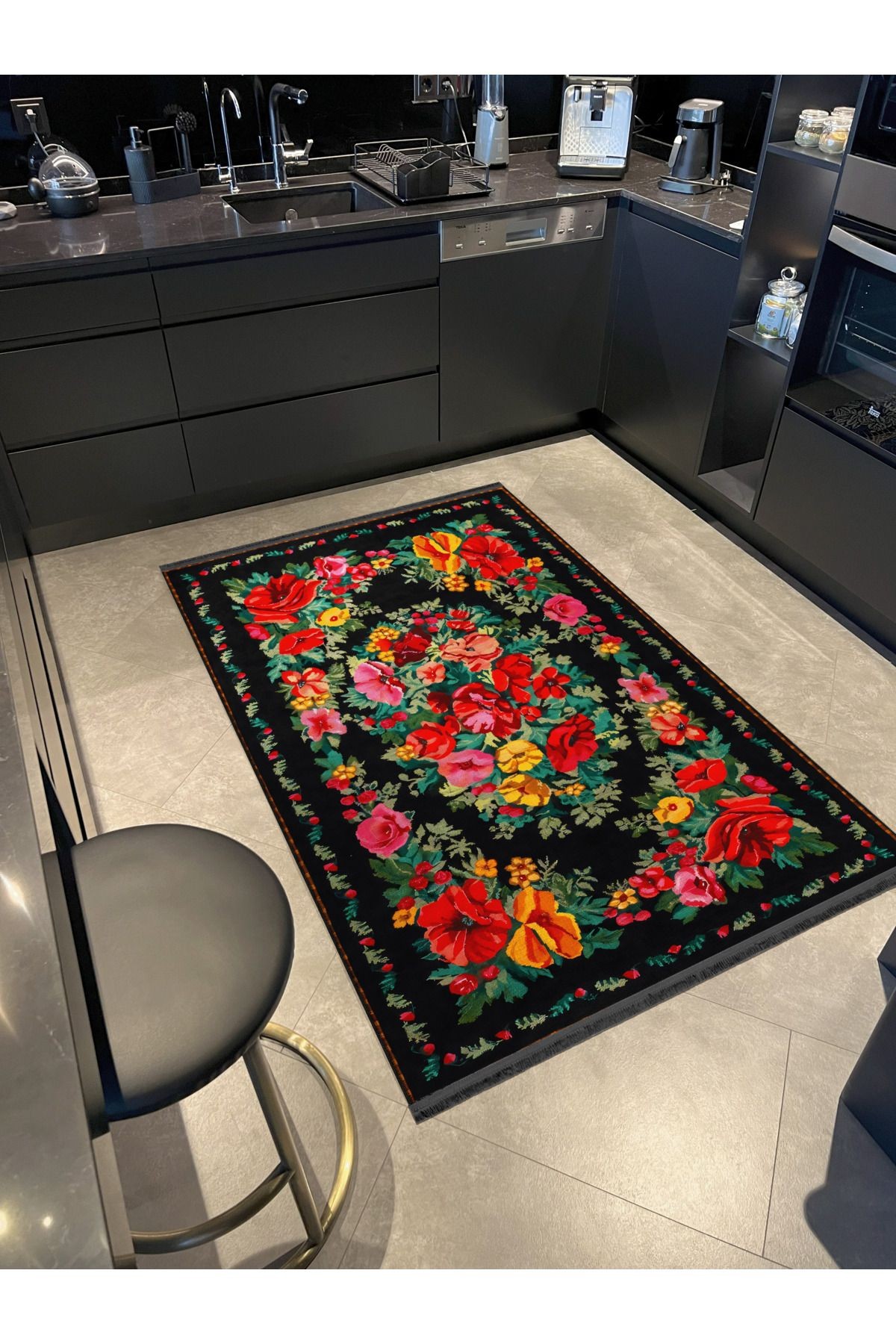 Siyah Temalı Çok Renkli Çiçek ve Gül Desenli Kreatif Modern Dekoratif Halı 2553