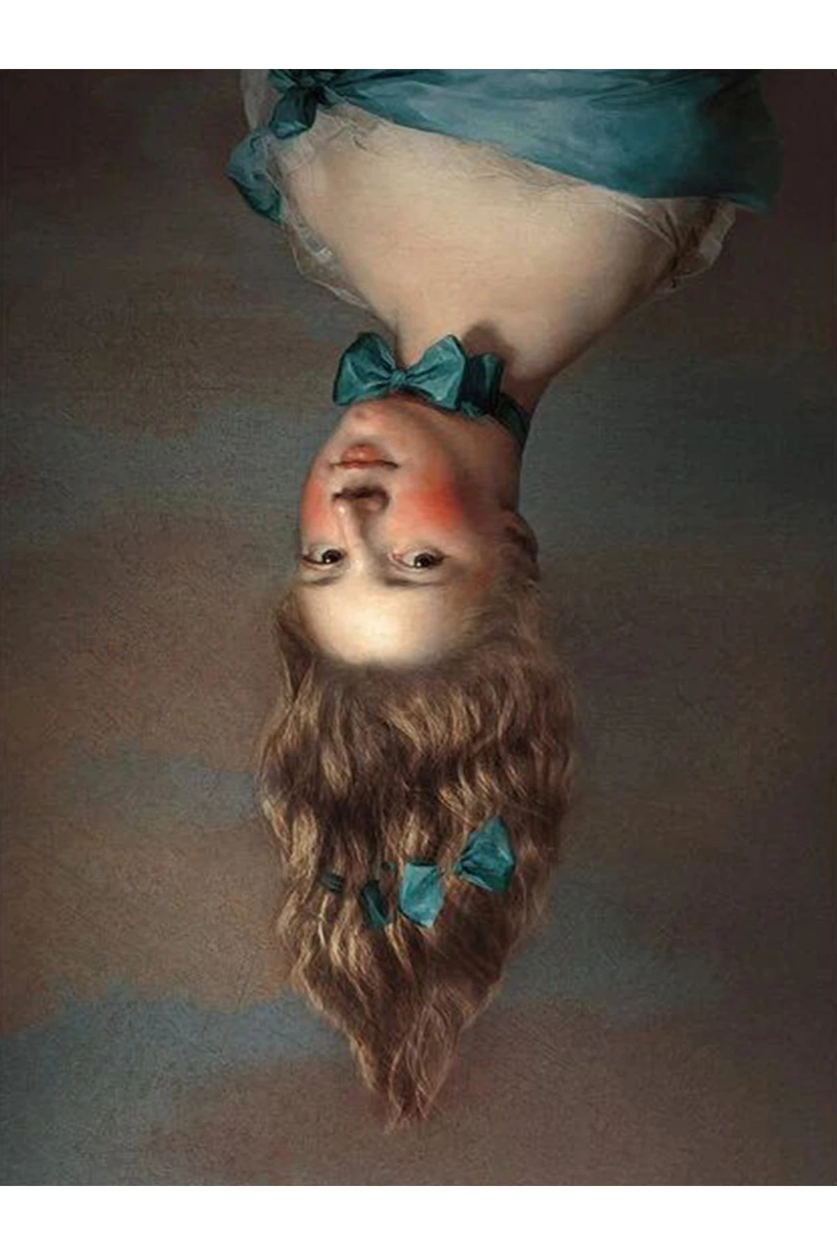 Özge Koleksiyonu Yeşil Papyonlu Ters Duran Kadın Desenli Dokuma Taban Modern Dekoratif Halı özge03