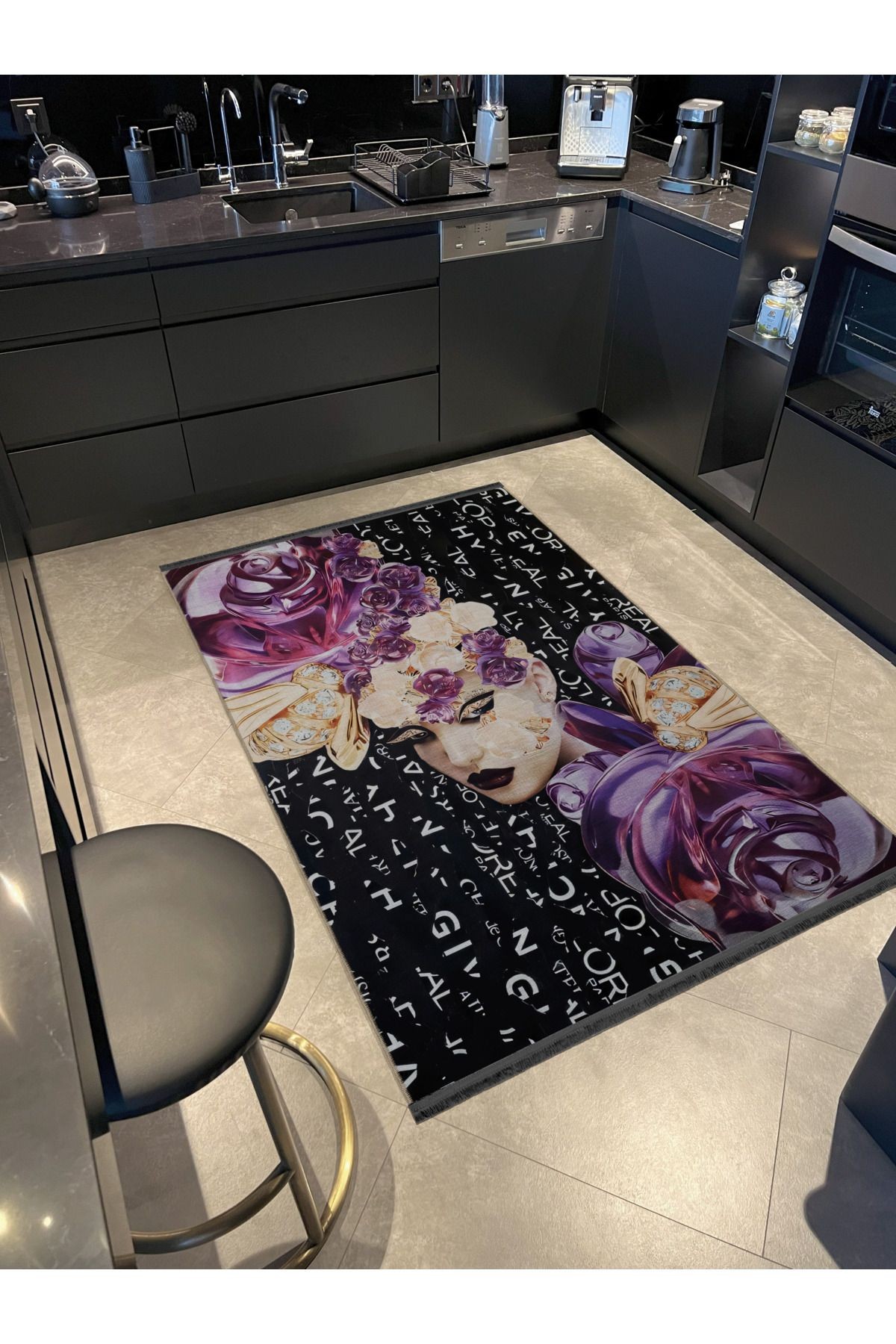 Mor Siyah Temalı Soyut Kadın Portre ve Gül Desenli Modern Dekoratif Halı 2500