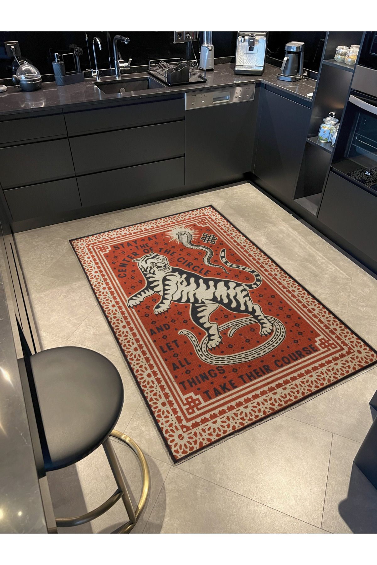 Kiremit Renk Etnik Vahşi Kaplan ve Yılan Desenli Kreatif Modern Dekoratif Halı 2356