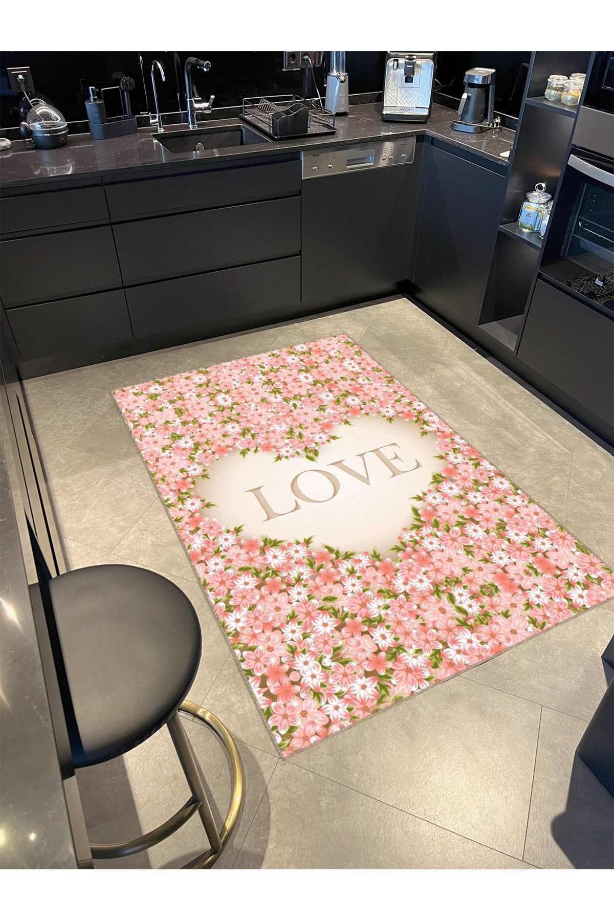 Bej Tema Pembe Çiçek Demeti ve Love Yazı Desenli Modern Dekoratif Halı 4998