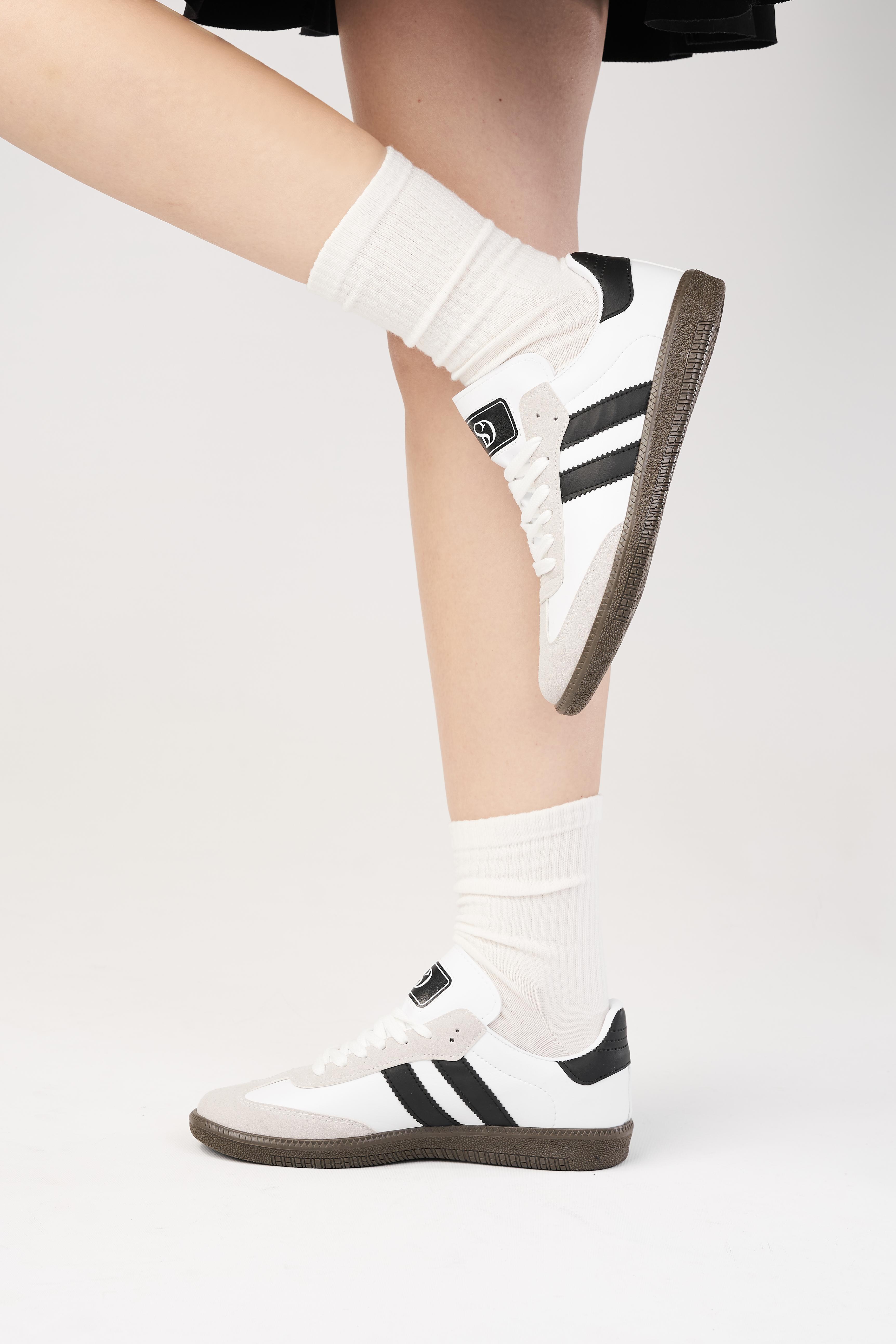 KADIN BEYAZ SİYAH ORTAPEDİK TABAN GÜNLÜK SPOR AYAKKABI SNEAKER KOD 2200 SMB