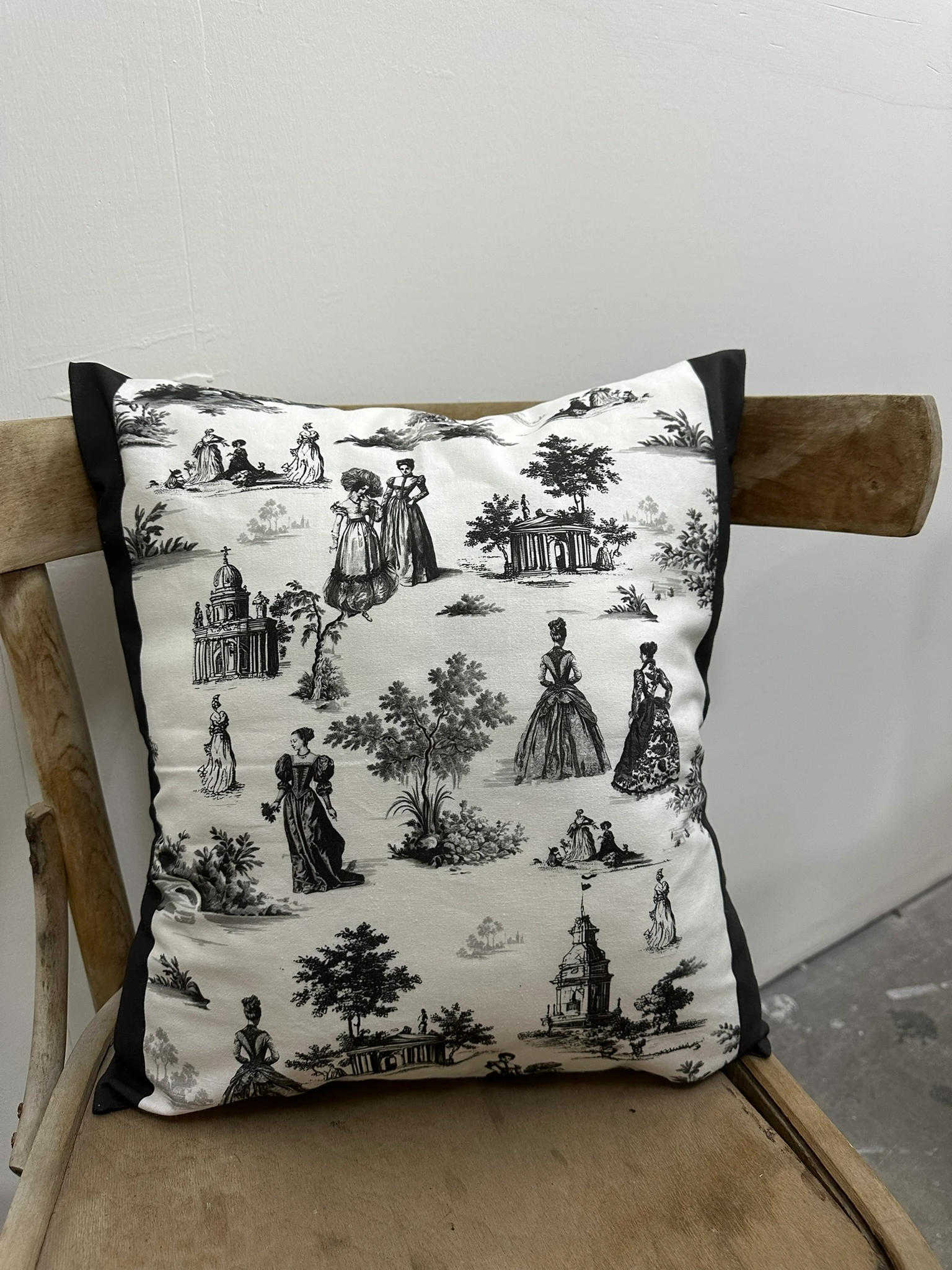 Toile De Jouy Paris Kırlent Kılıfı 43x43 cm | %100 Pamuk Dijital Baskılı | Klasik Fransız Tarzı  - Siyah