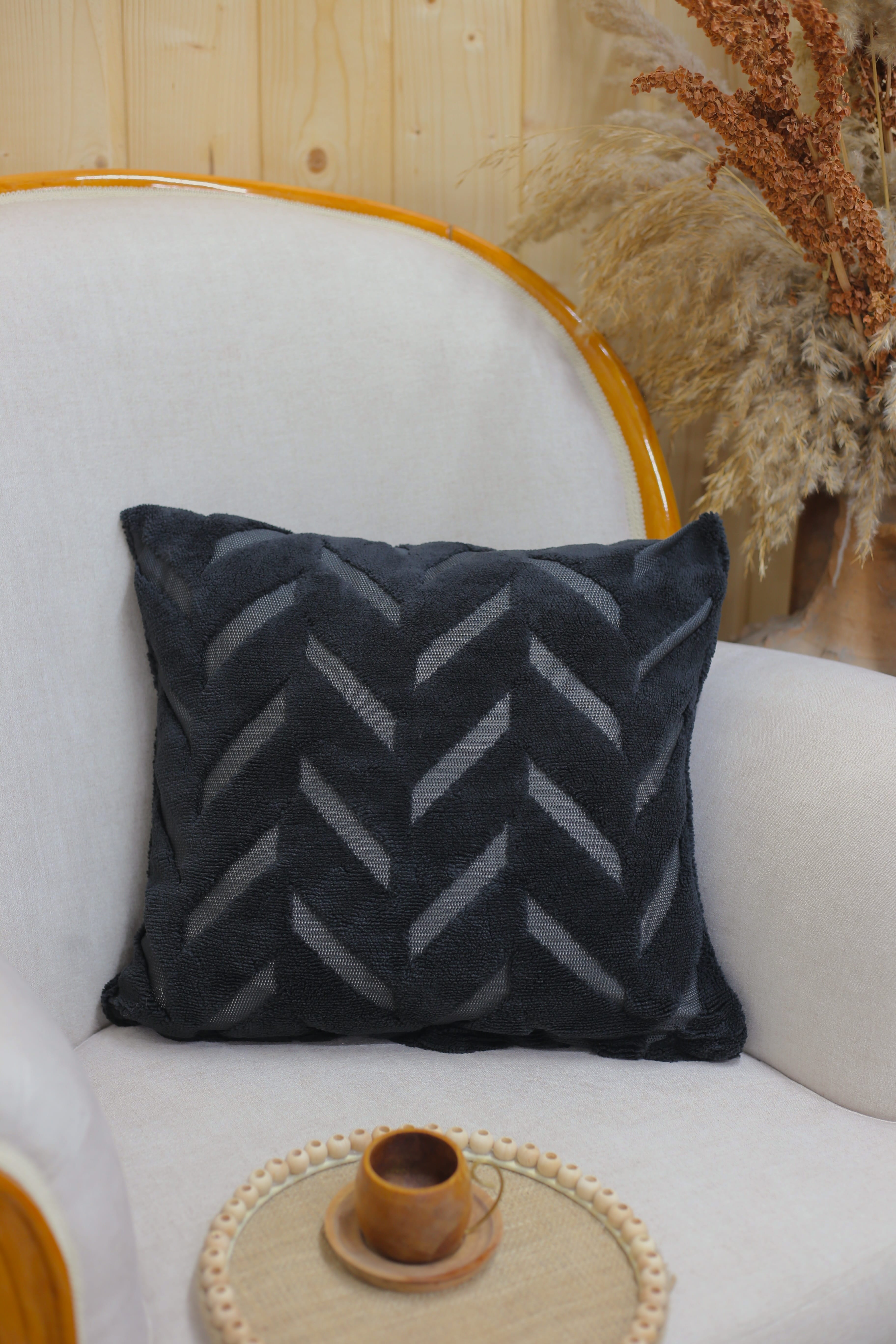 Chevron | Welsoft Jakarlı Dekoratif Kırlent Kılıfı 43x43 cm  - Siyah