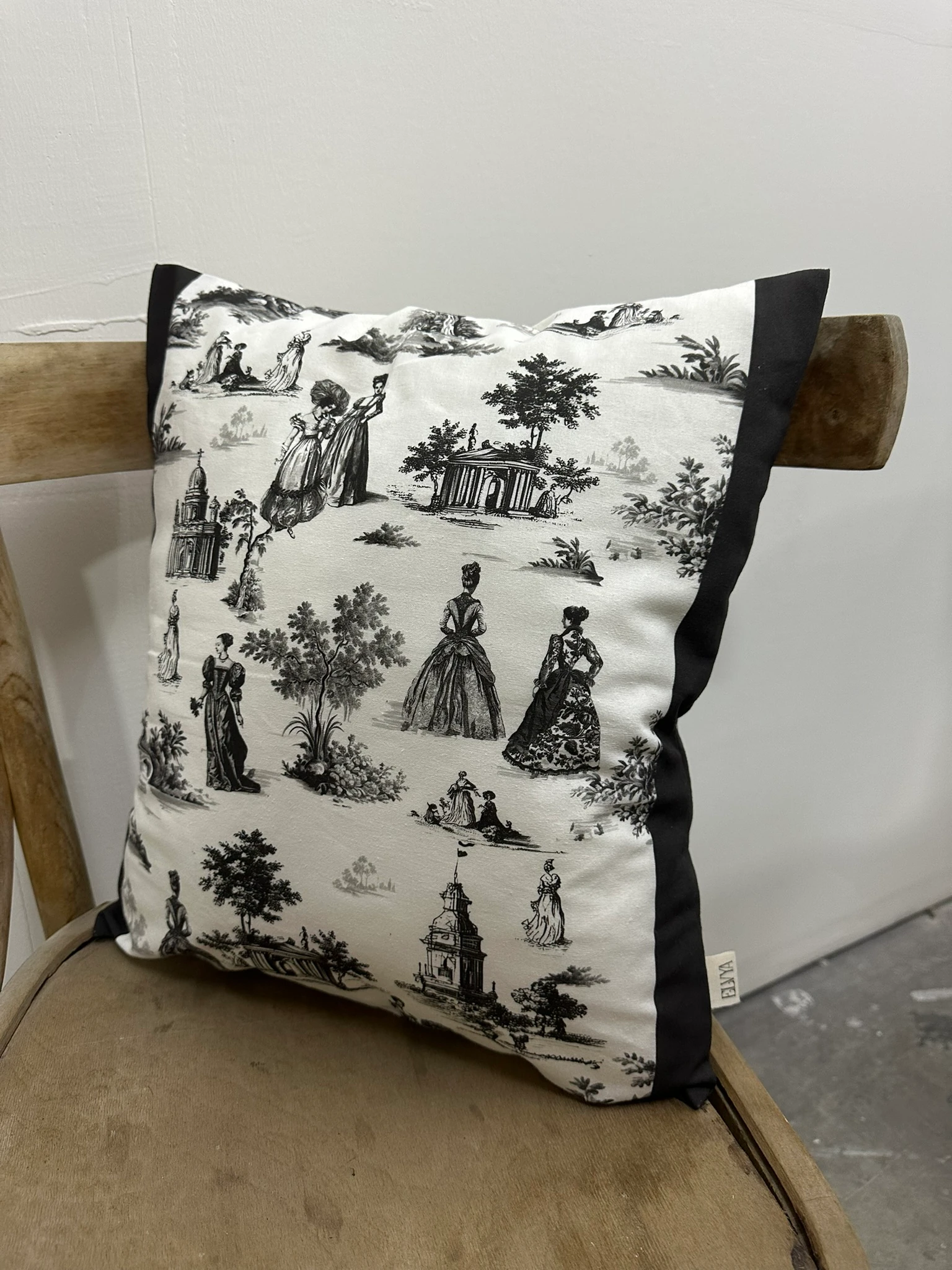 Toile De Jouy Paris Kırlent Kılıfı 43x43 cm | %100 Pamuk Dijital Baskılı | Klasik Fransız Tarzı 