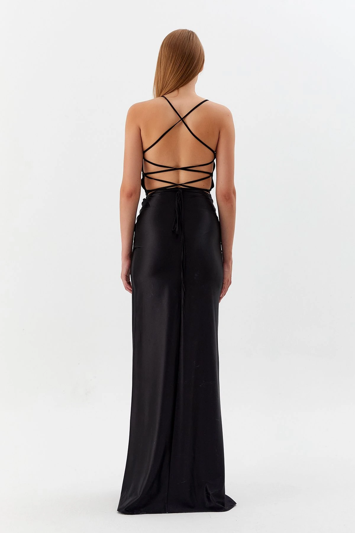 Sırt Dekolteli Yırtmaçlı Uzun Saten Elbise - Siyah