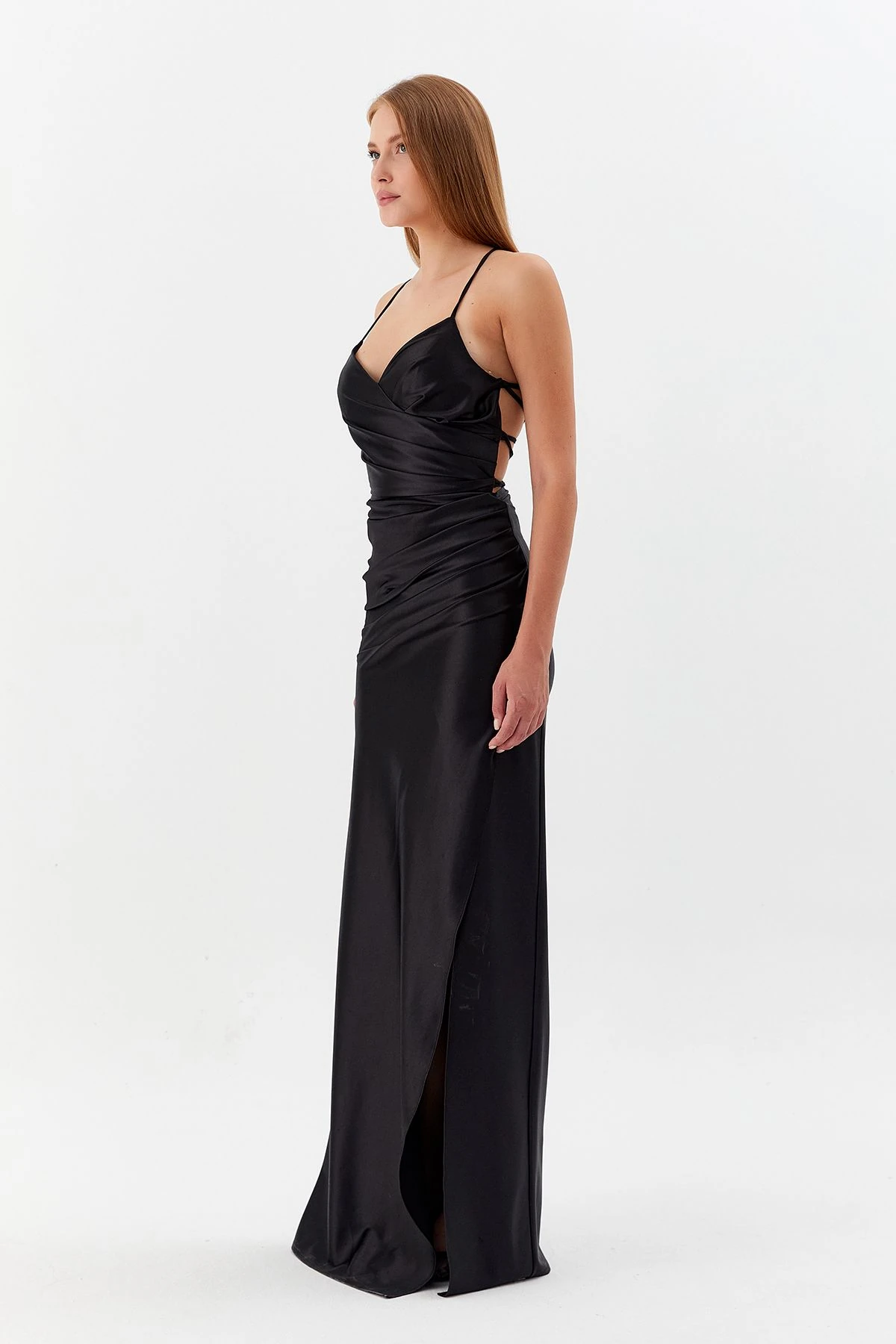 Sırt Dekolteli Yırtmaçlı Uzun Saten Elbise - Siyah