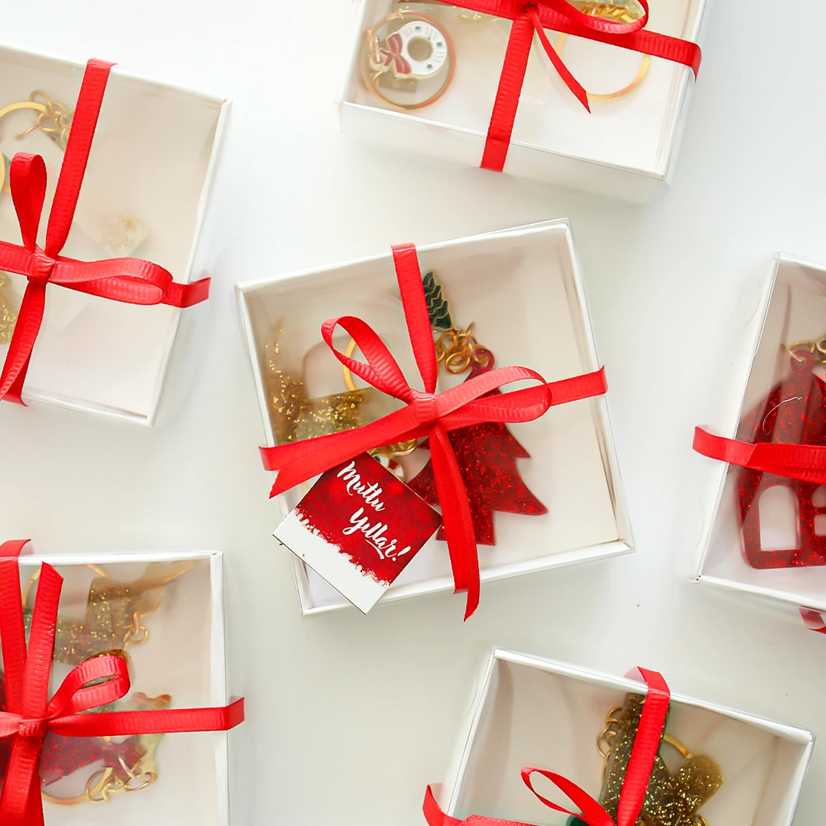 Hediye Kutulu Baş Harfli ve Figürlü Yılbaşı Anahtarlığı