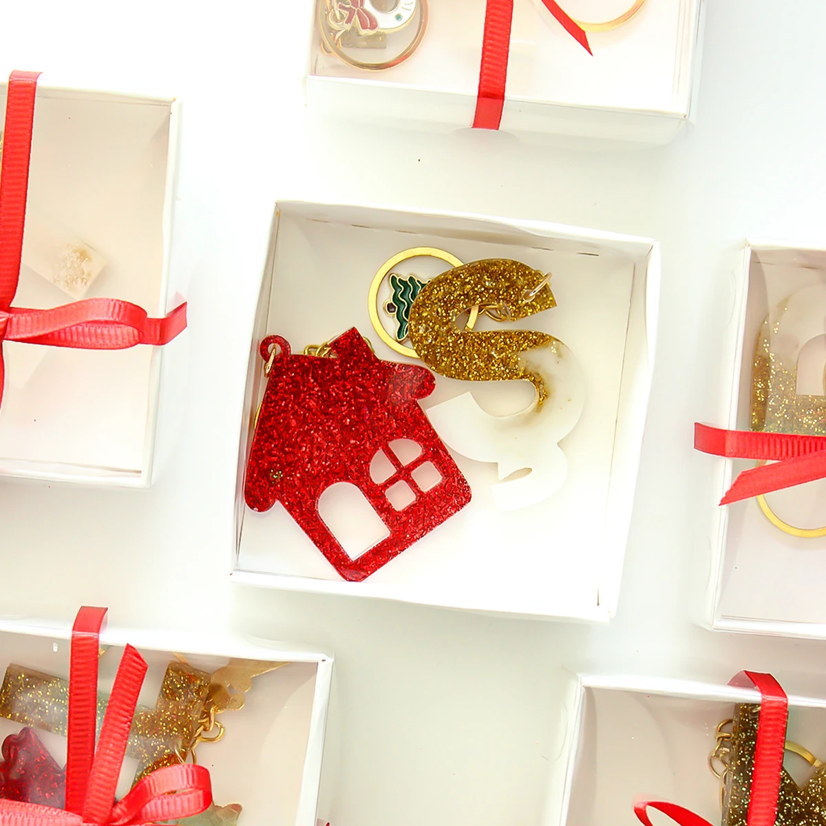 Hediye Kutulu Baş Harfli ve Figürlü Yılbaşı Anahtarlığı