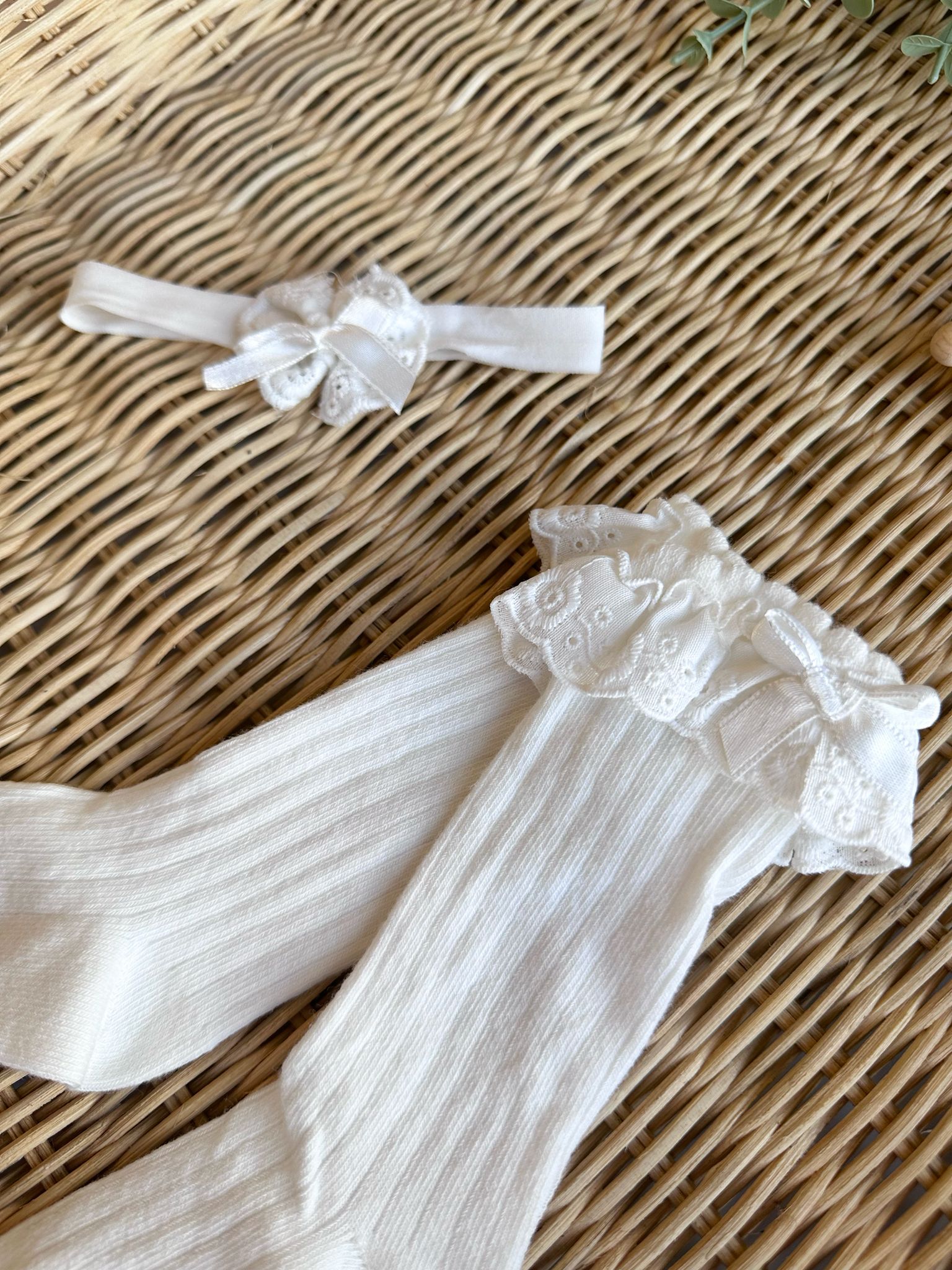 Fiyonk Detaylı Fisto Kenarlı Beyaz Diz Altı Çorap & Bandana 2’li Set