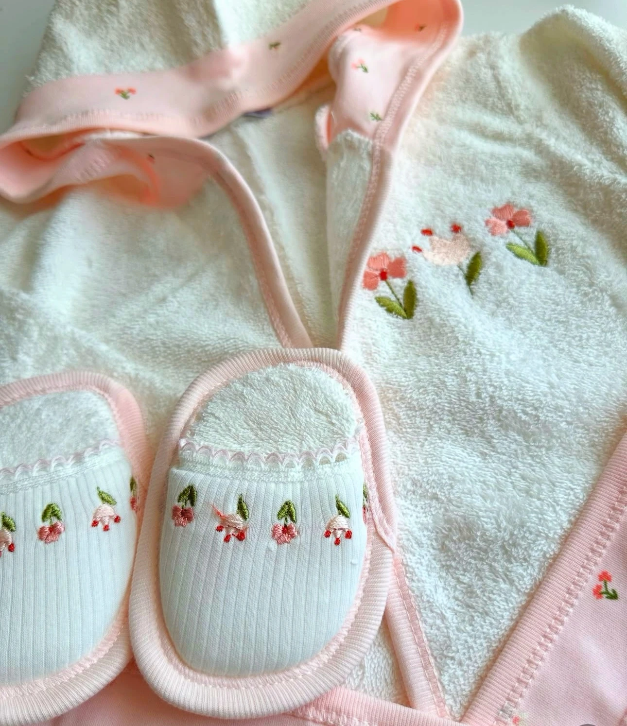 MOONASELF BABY 0-12 AY KANAVİÇE NAKIŞLI BORNOZ SET