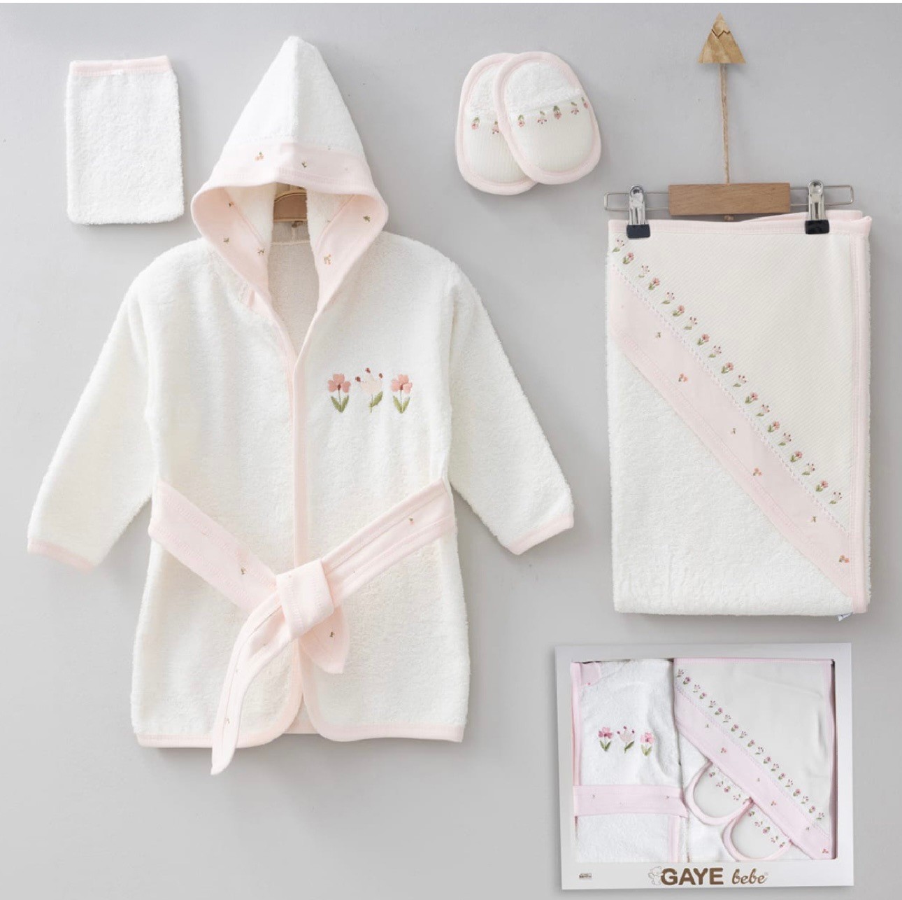 MOONASELF BABY 0-12 AY KANAVİÇE NAKIŞLI BORNOZ SET