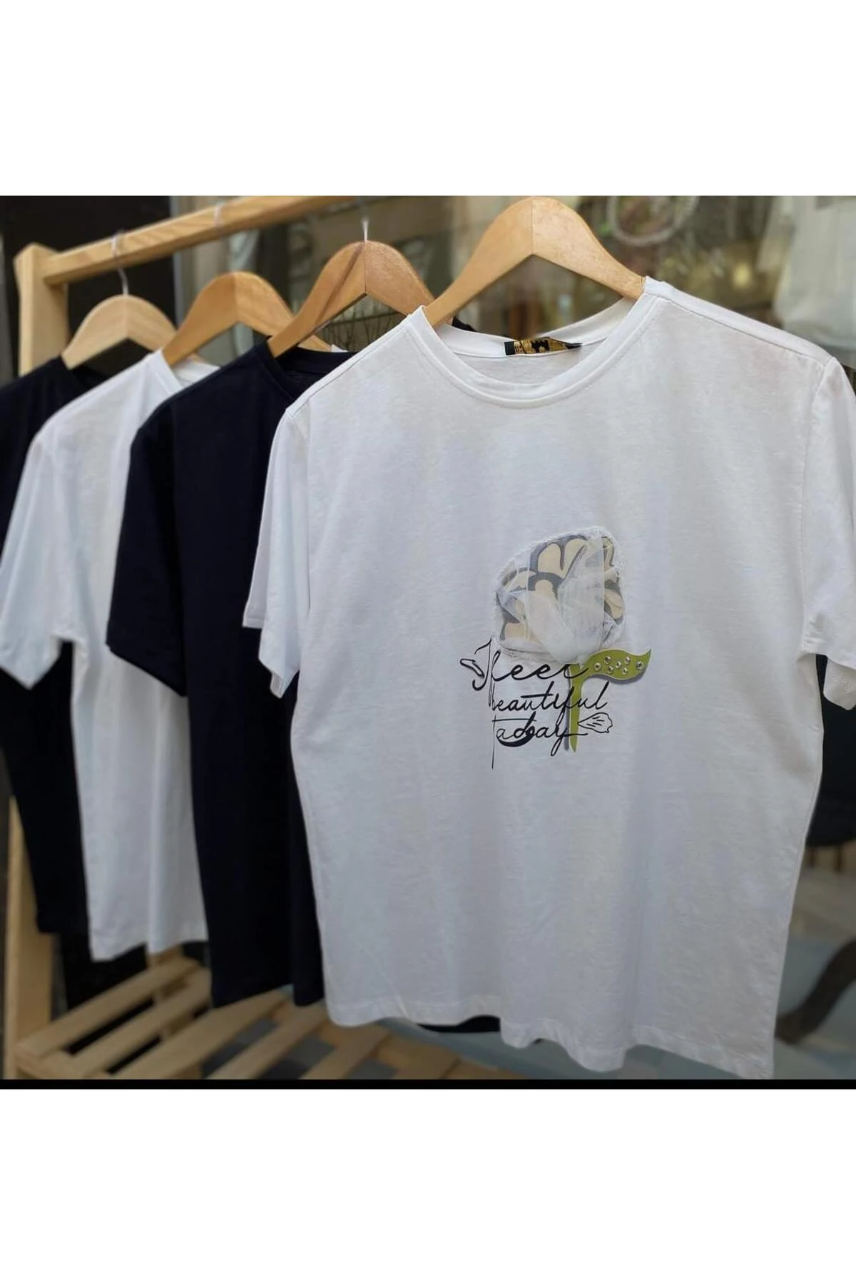 Ekru Tül Detaylı Çiçek Baskılı Tshirt