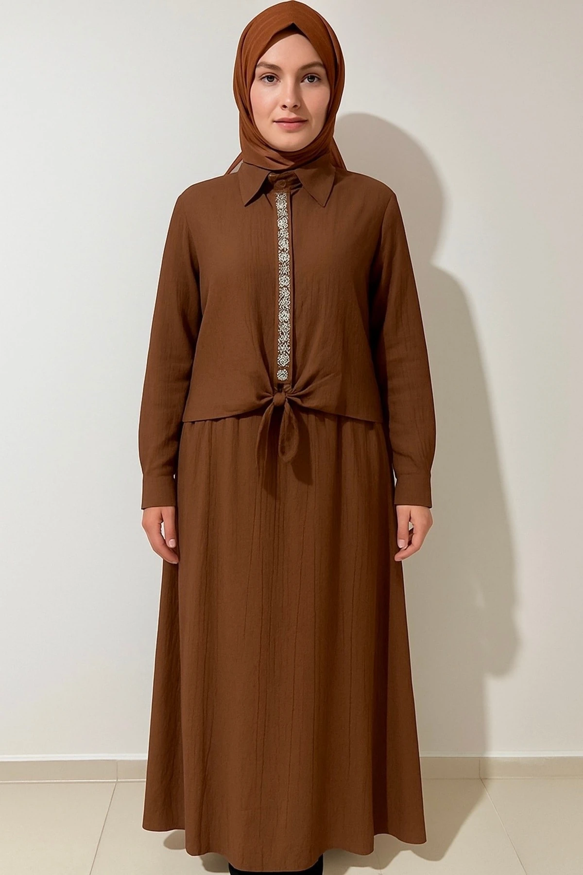 Bu Stil Taşlı Bluz ve Etekli Takım(Dar Kalıp)