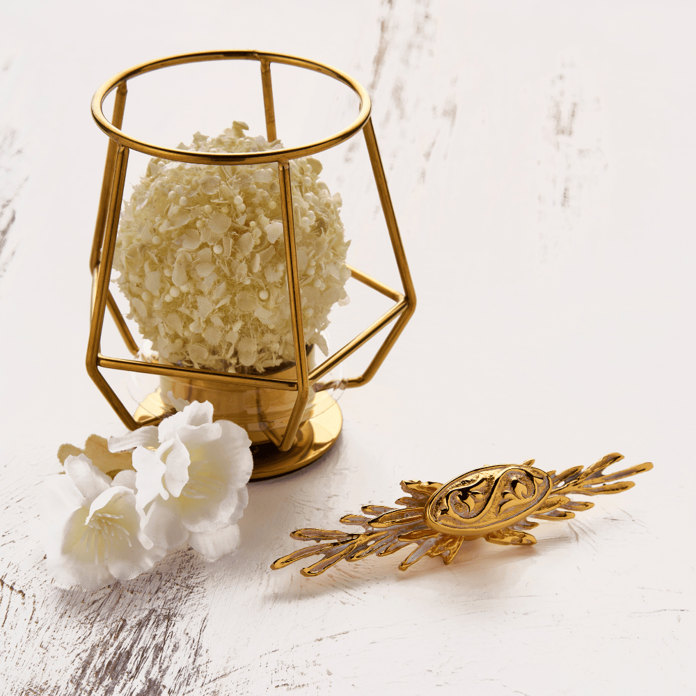 Yaprak serisi Mobilya Kulp Curl Düğmeli Beyaz Patineli 24 Ayar Altın 10 cm