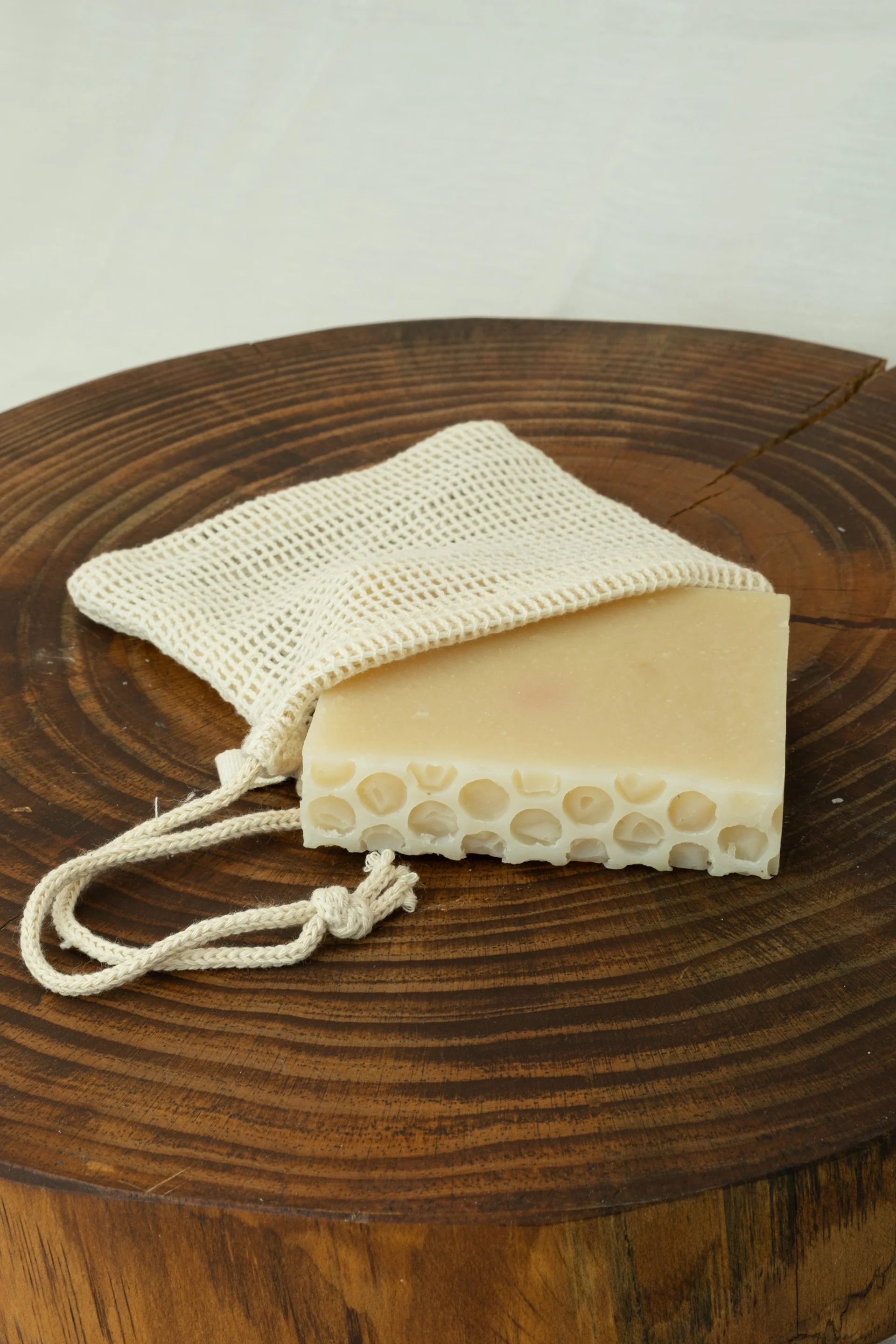 Nemlendiricili ve Pürüzsüzleştirici Keçi Sütlü ve Ballı Sabun 120 gr