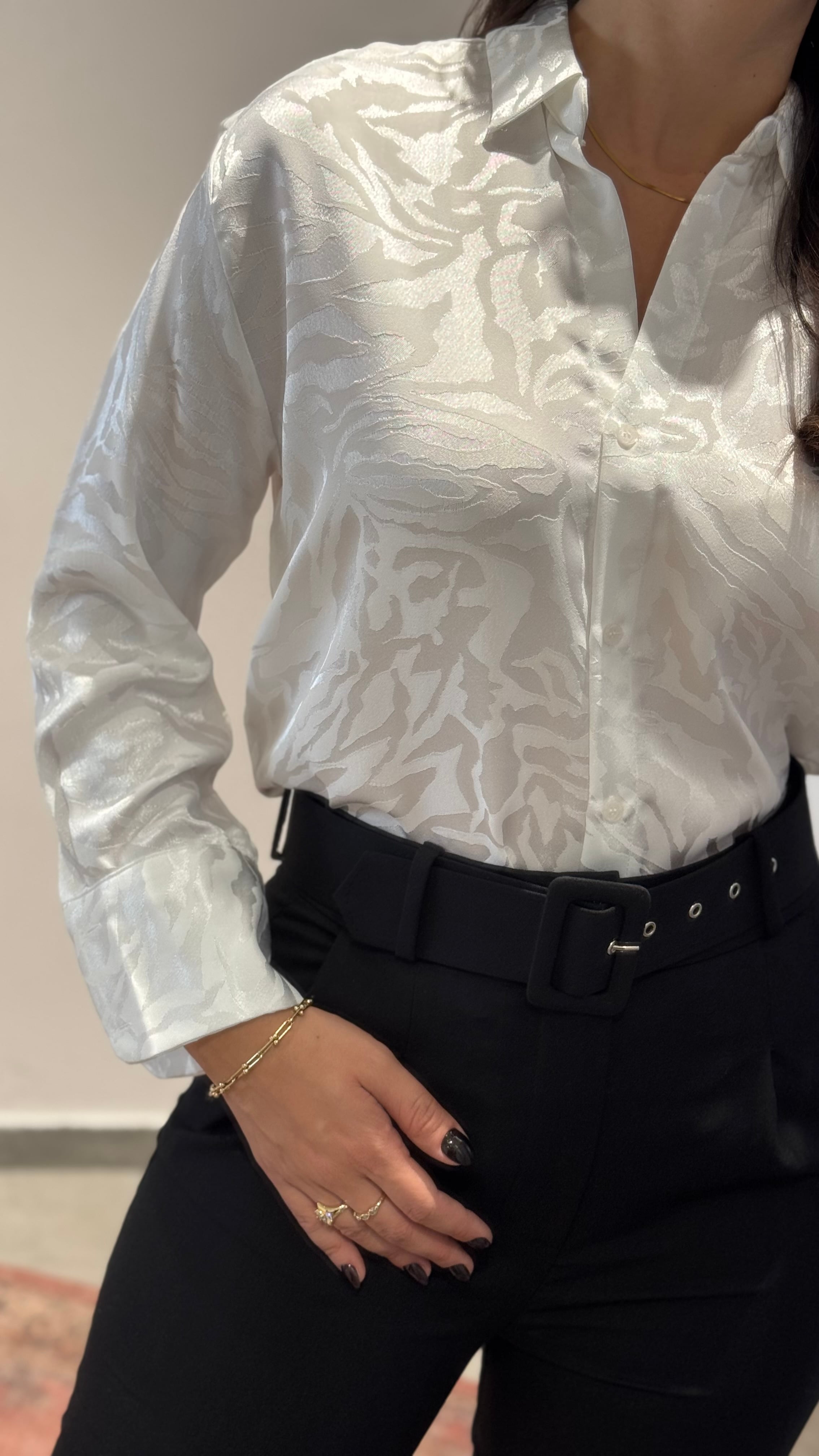 Beyaz Jakarlı Gömlek
