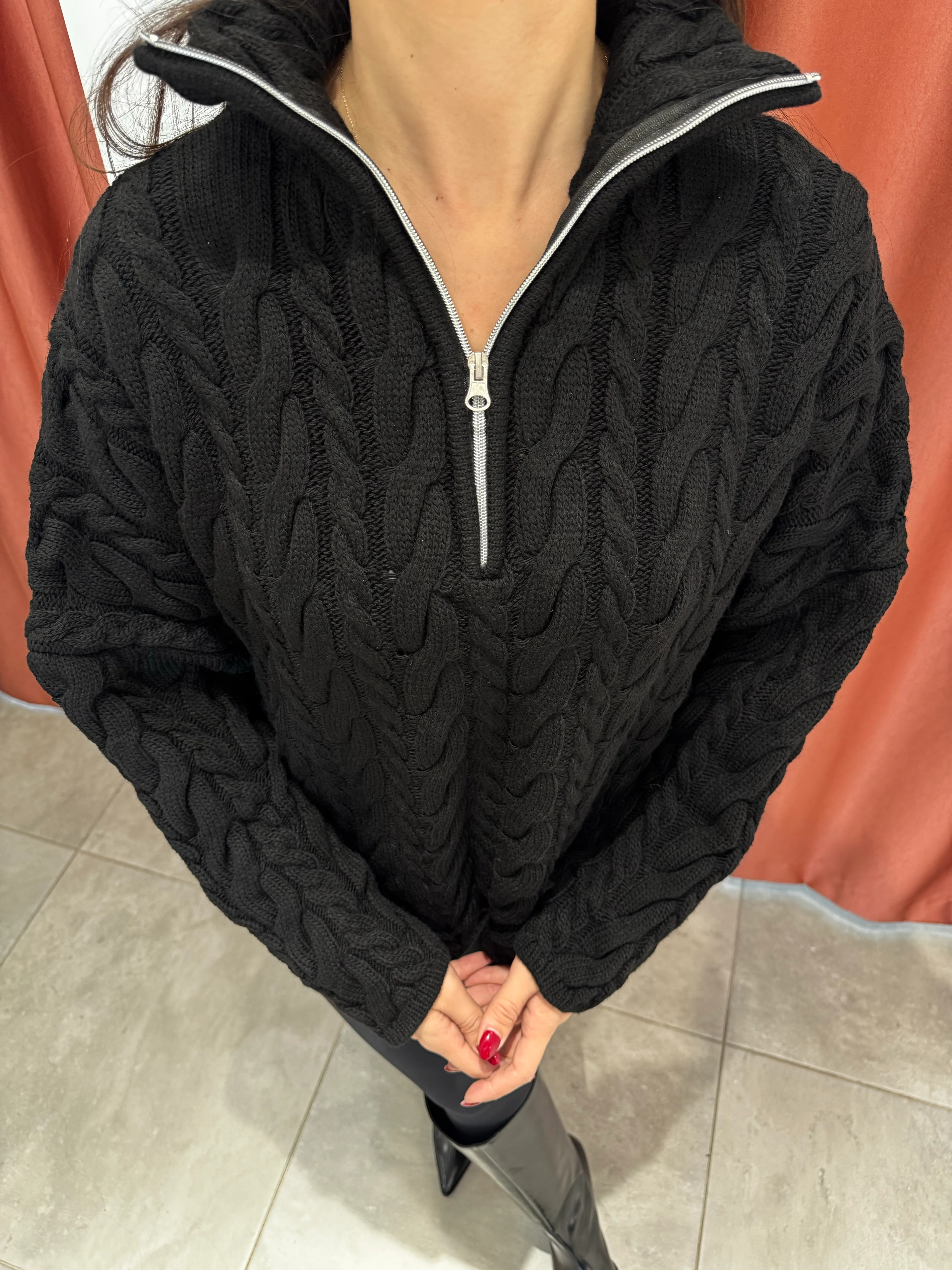 Saç Örgülü Siyah Fermuarlı Kazak