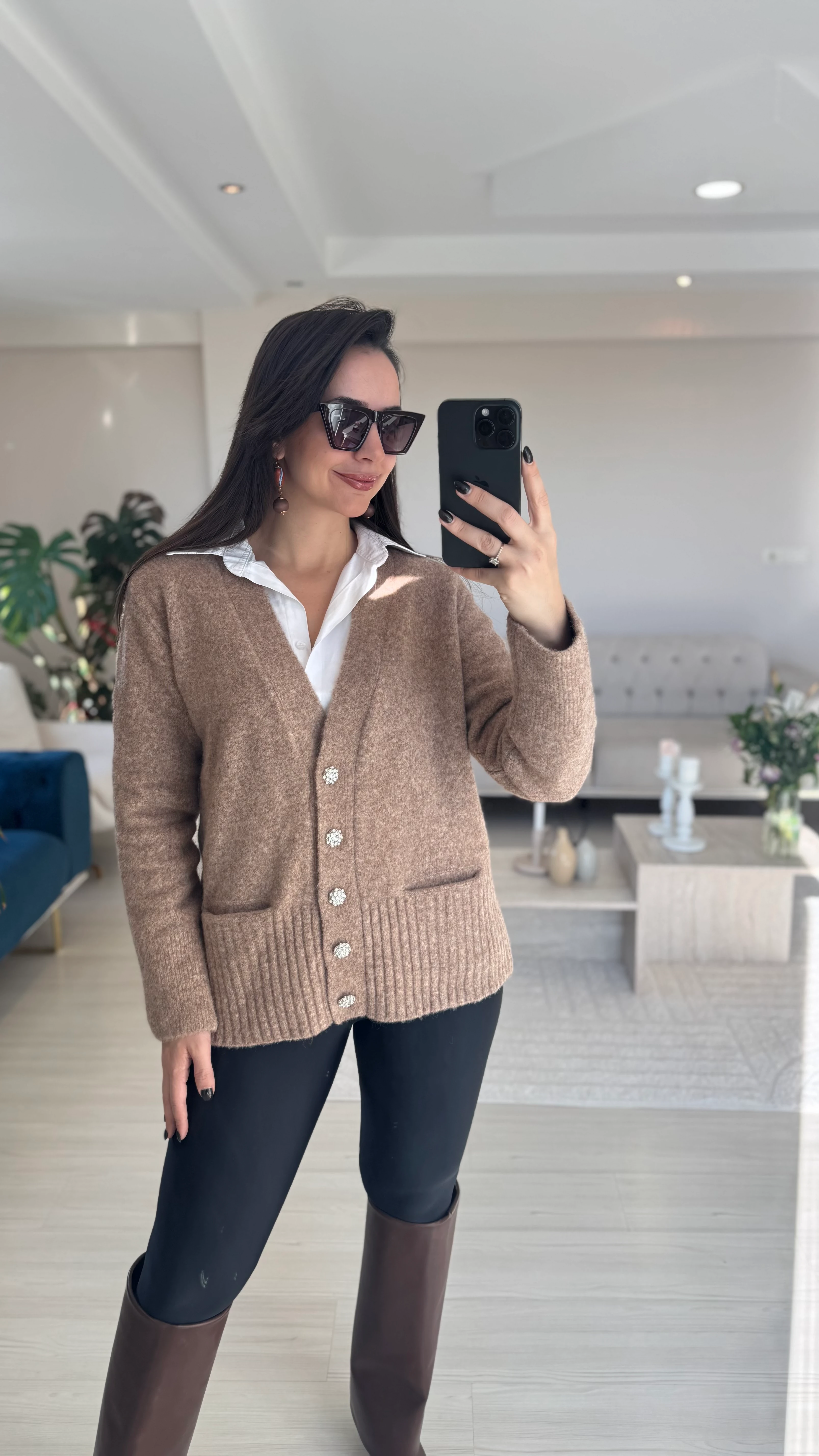 Yumuşak Dokulu Bej Hırka image