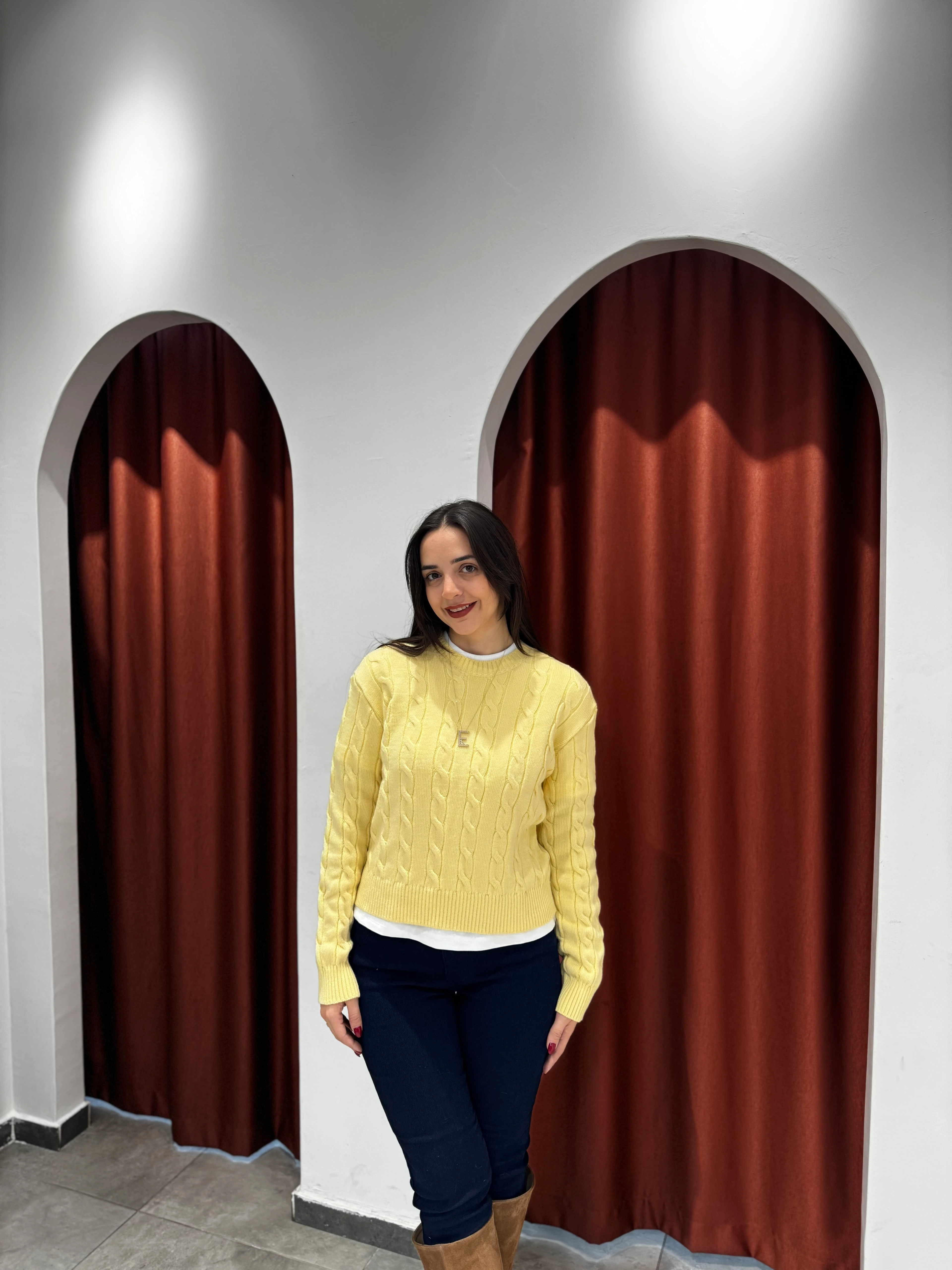 Sarı Saç Örgülü Kazak