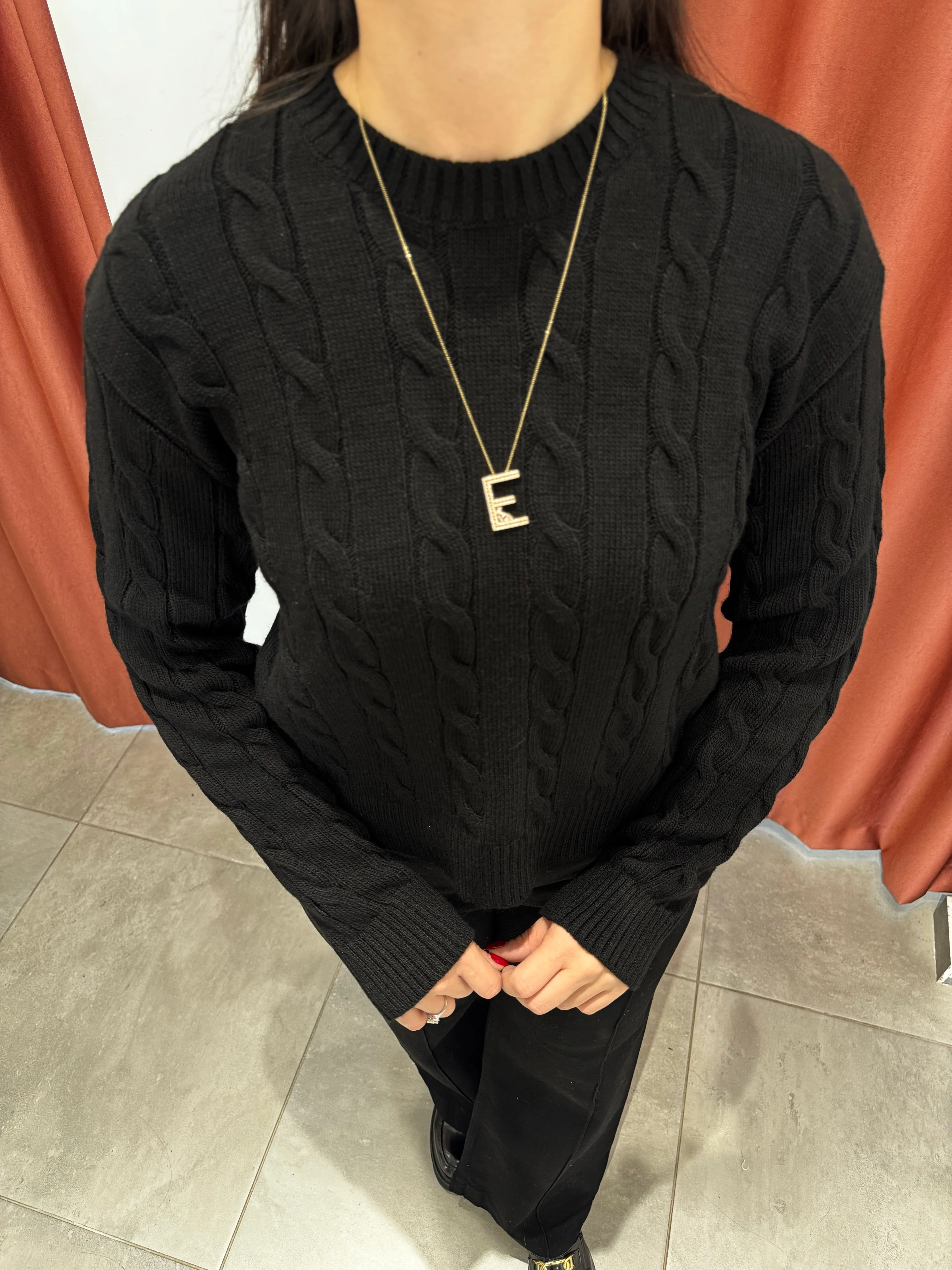 Siyah Saç Örgülü Kazak