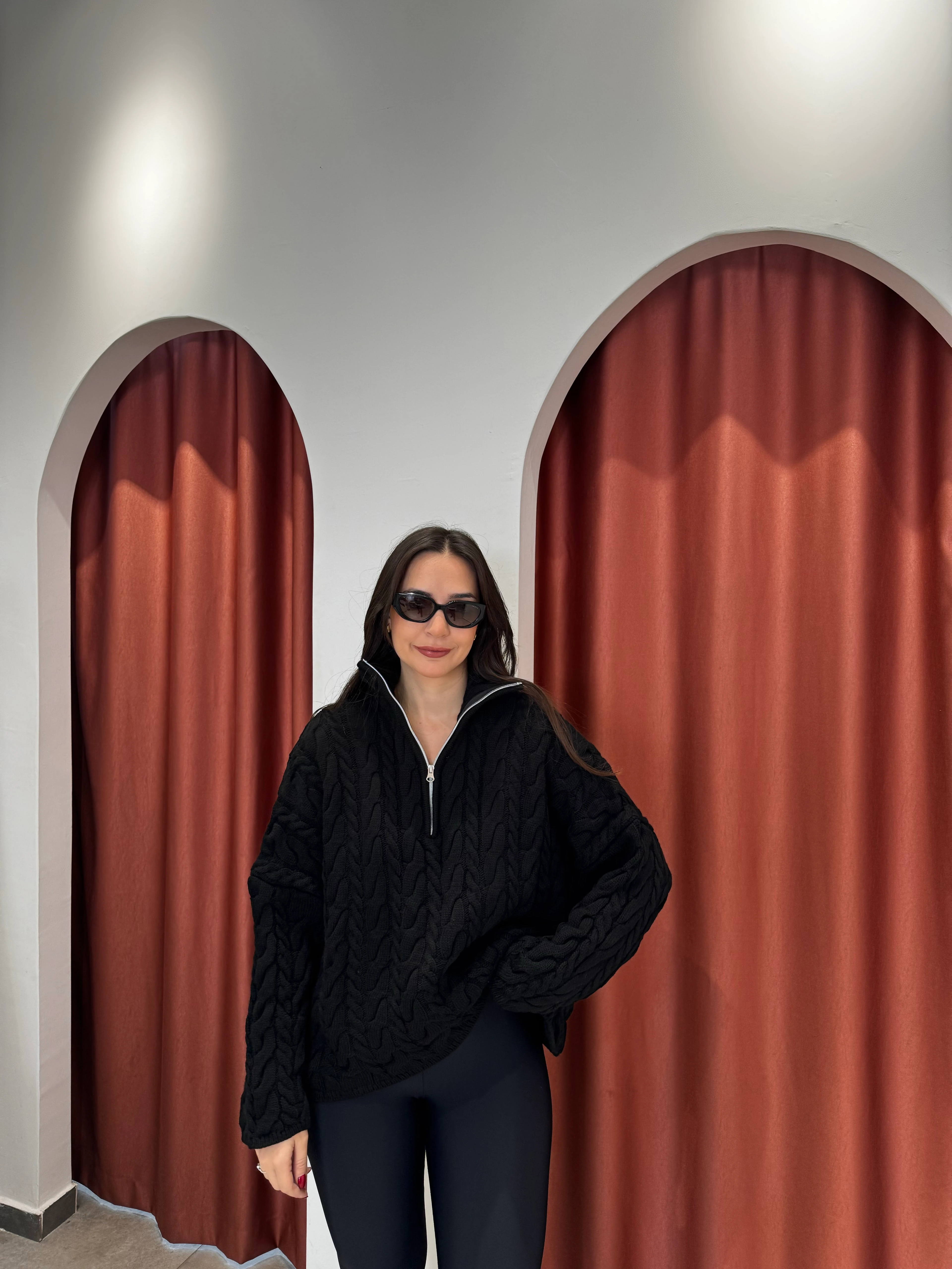 Saç Örgülü Siyah Fermuarlı Kazak