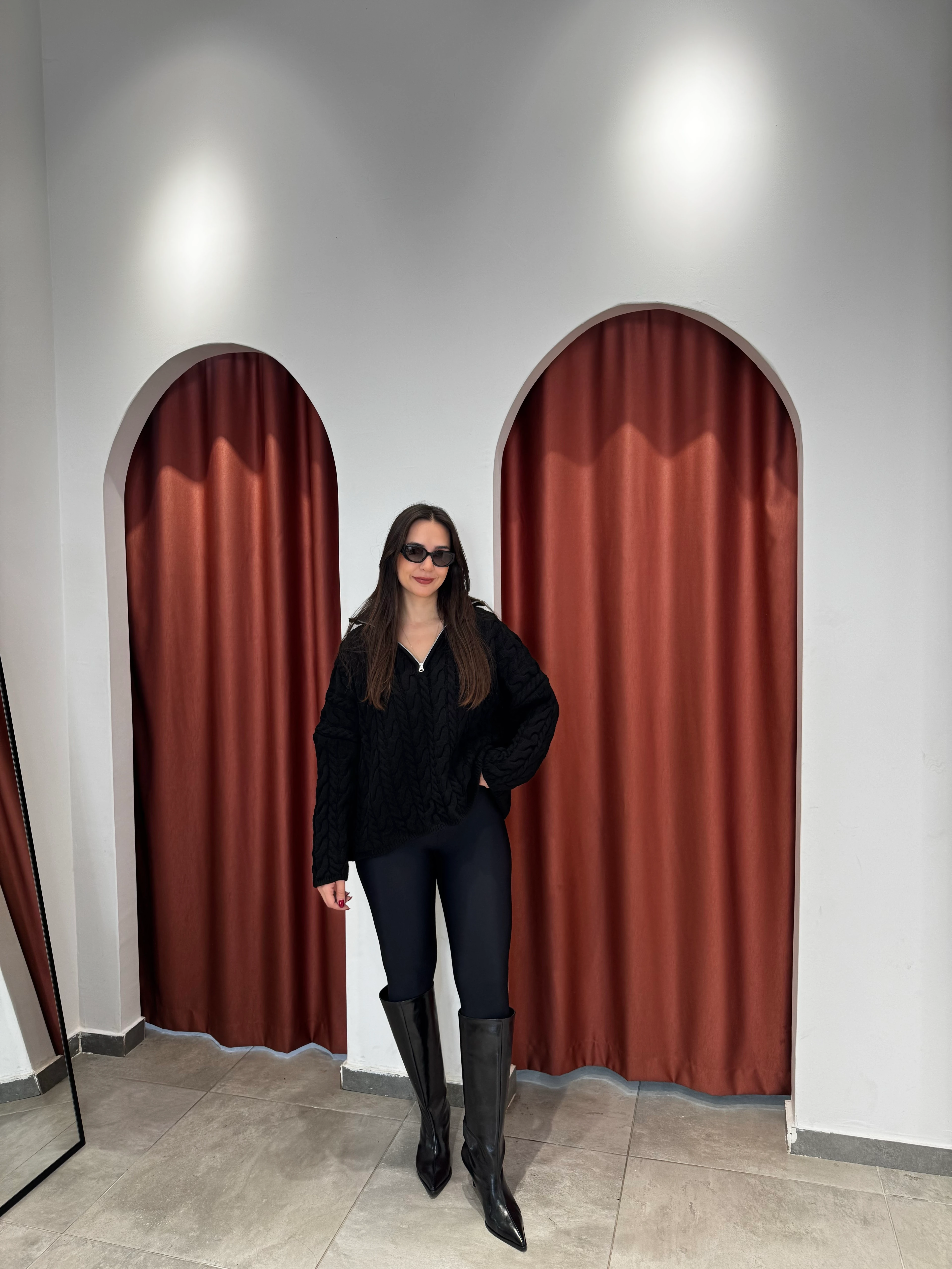 Saç Örgülü Siyah Fermuarlı Kazak image