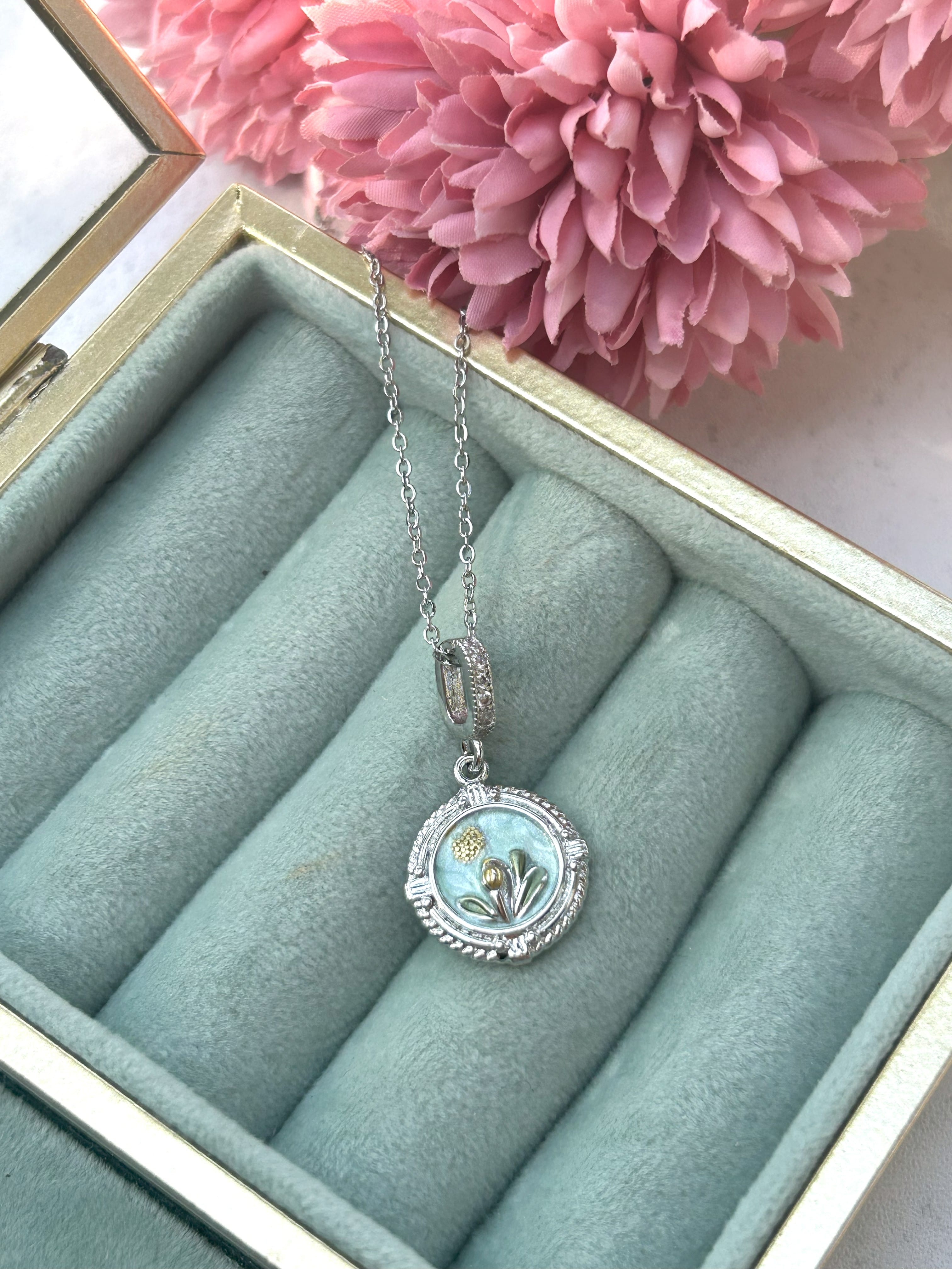 Silver Vintage Çerçeve Detaylı Çelik Kolye