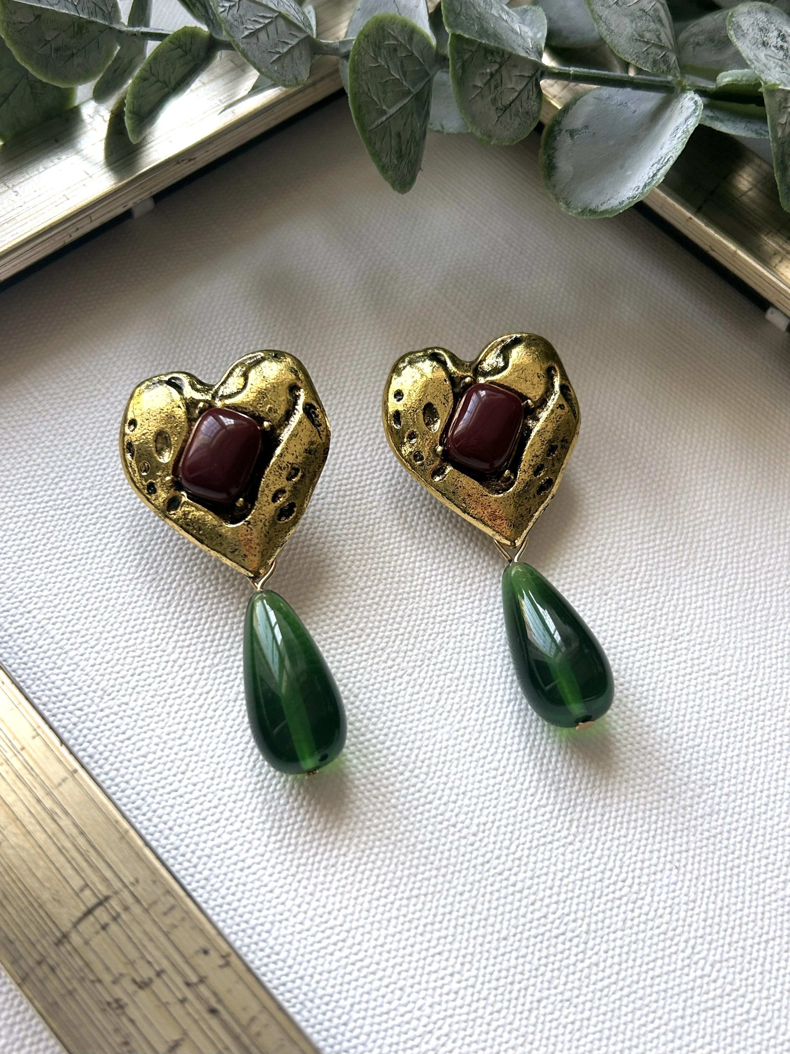 Asimetrik Kalp Formlu Bordo-Taşlı Yeşil Damla Küpe