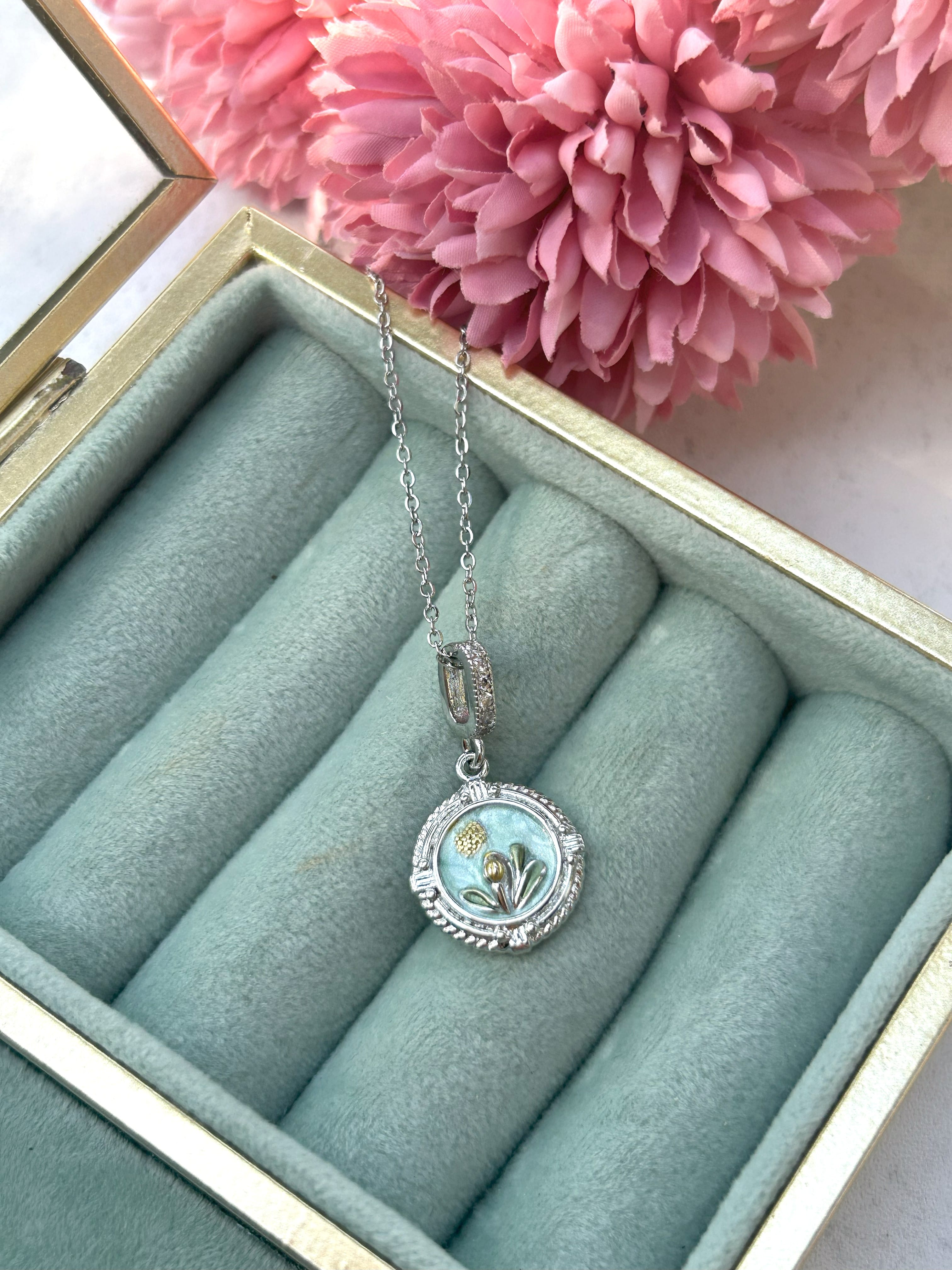 Silver Vintage Çerçeve Detaylı Çelik Kolye