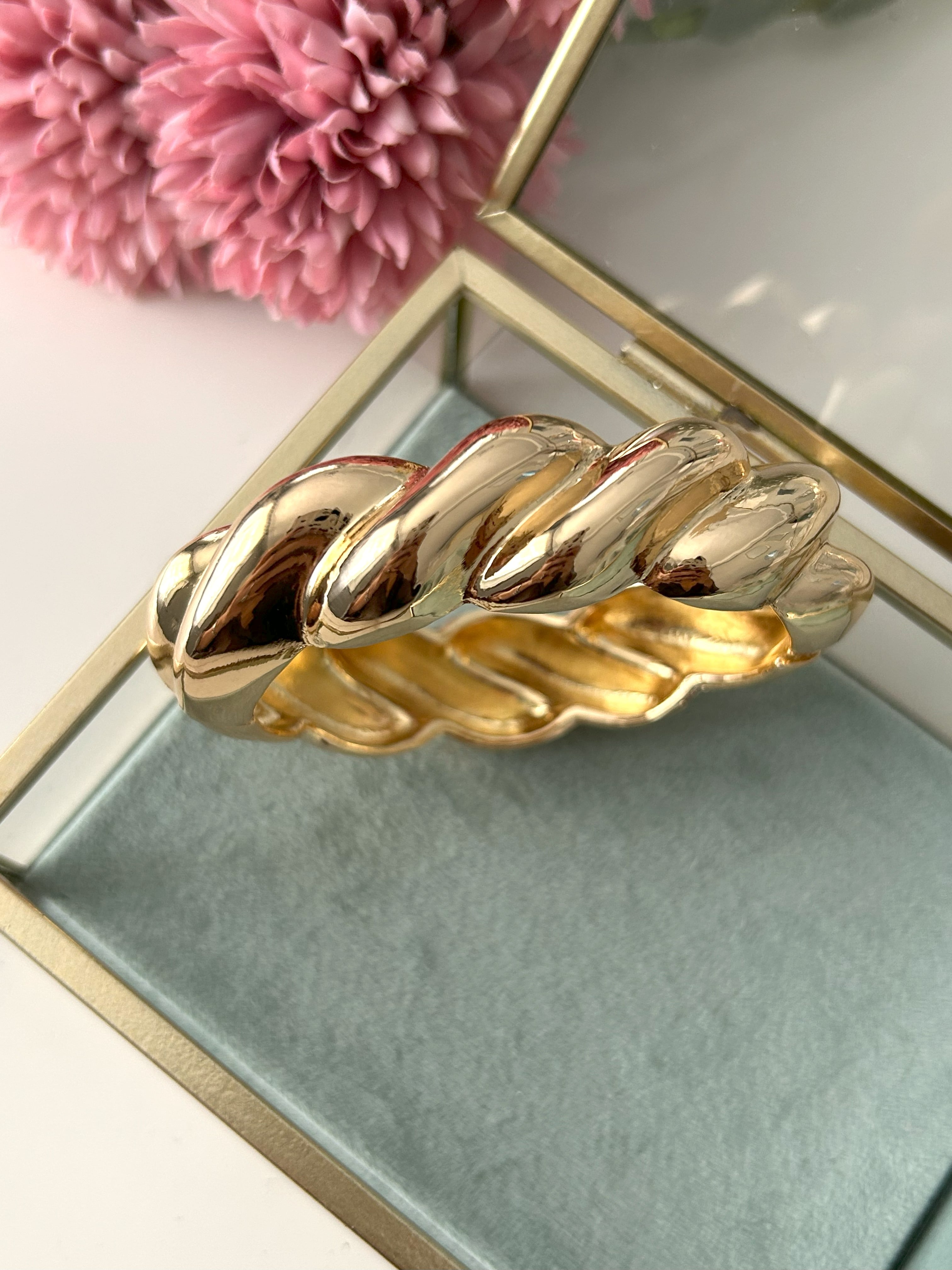 Burgu Detaylı Gold Kalın Kelepçe