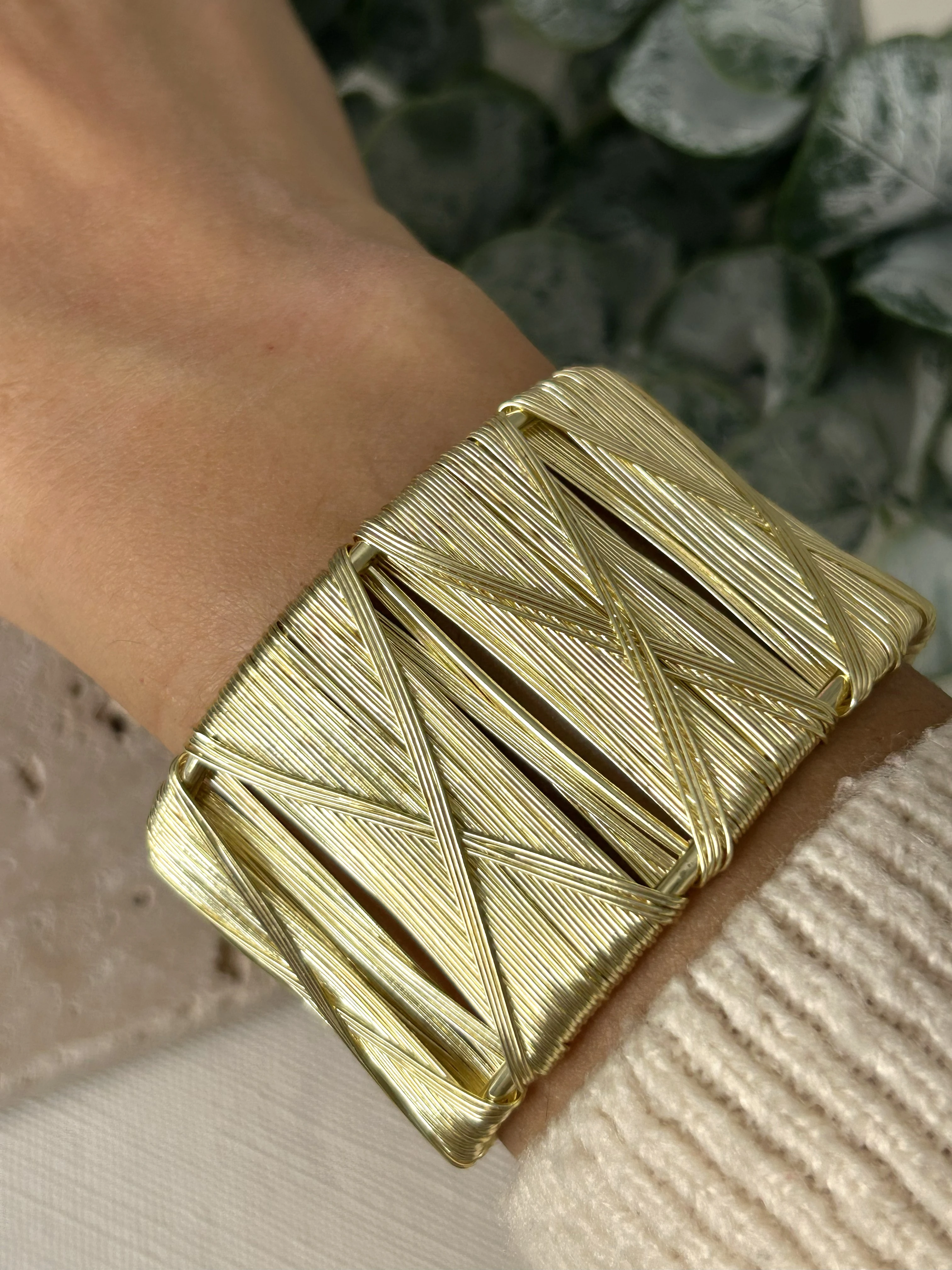 Çapraz Detaylı Gold Kalın Kelepçe