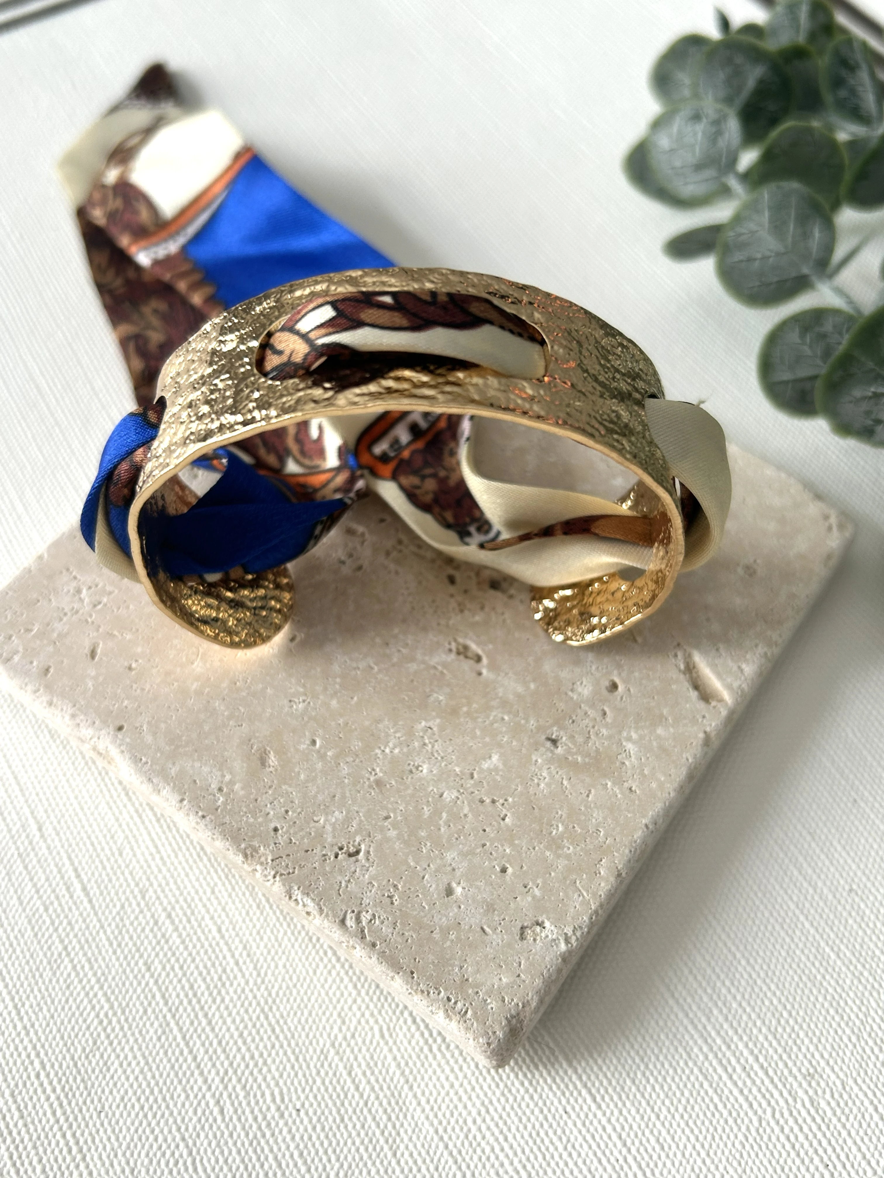 Plaka Detaylı Gold Fularlı Kelepçe